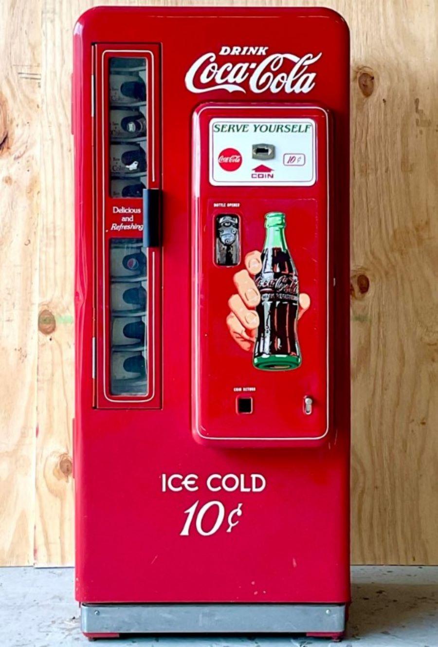 Machine Coca Cola vintage boho des années 1970 Bon état - En vente à west palm beach, FL