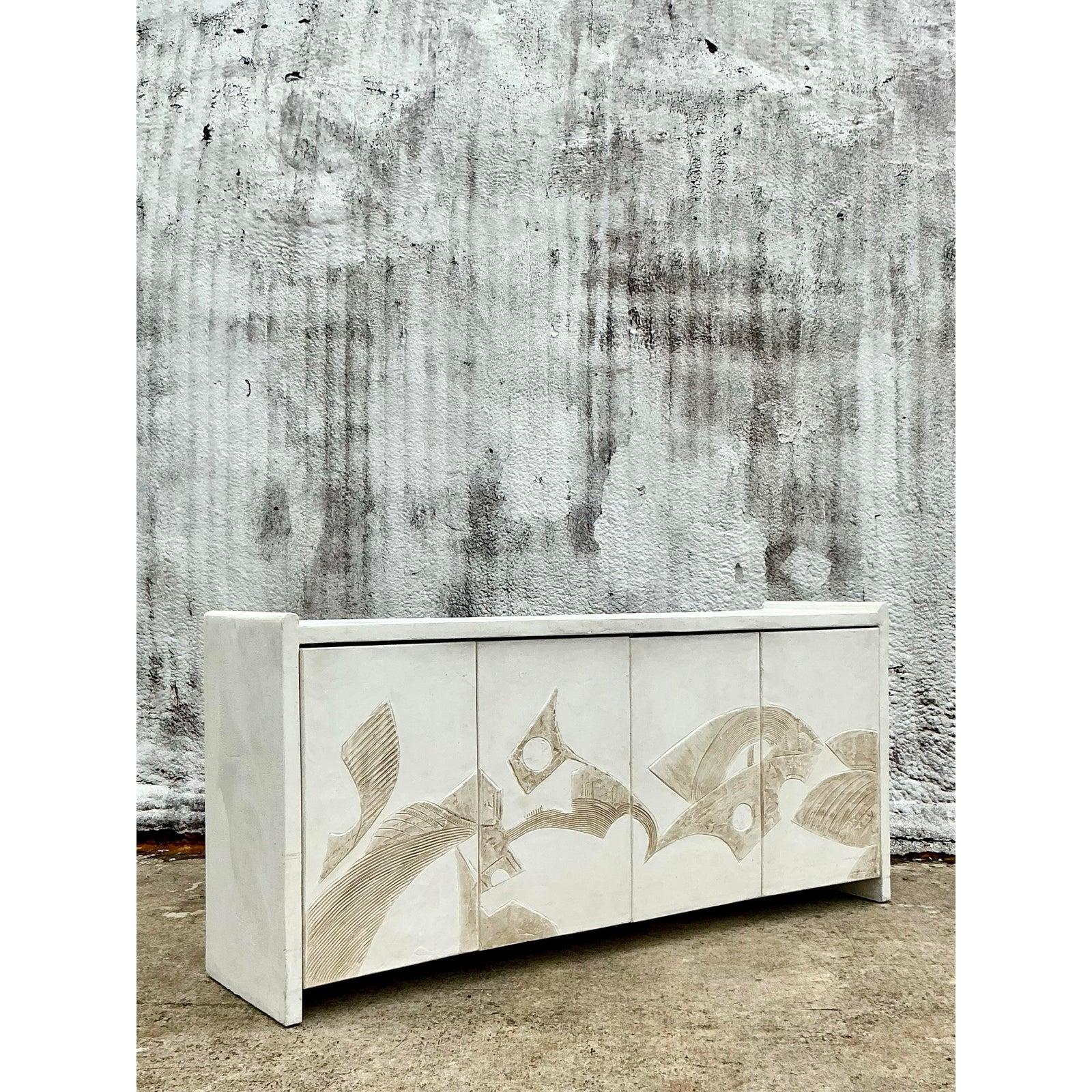 Introduci un tocco di stile vintage bohémien con questa straordinaria credenza francese in gesso degli anni '70. Questo pezzo unico cattura l'estetica artistica e libera dell'epoca grazie alla sua caratteristica costruzione in gesso. La superficie