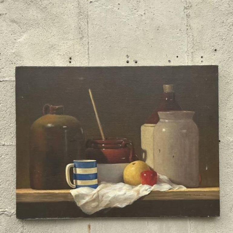 Wir stellen Ihnen unser Vintage Boho 1970s Original Still Life Öl auf Leinwand vor, ein exquisites Stück amerikanischer Kunstgeschichte. Dieses lebendige Gemälde fängt den Boheme-Geist der 1970er Jahre mit satten Farben und komplizierten Details