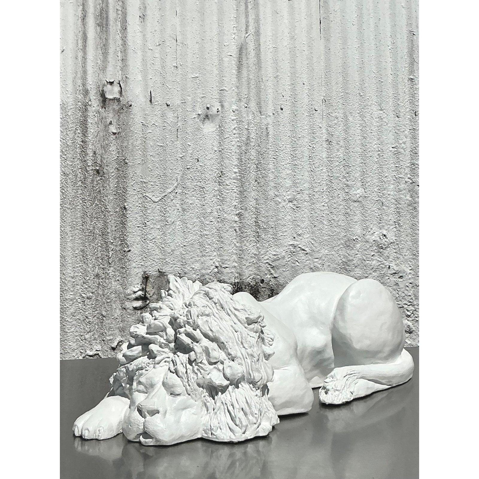 Attira l'attenzione con questo magnifico leone in gesso Jaru del 1974, un pezzo fondamentale della rinomata azienda di ceramica e gesso Jaru di Los Angeles. Questa straordinaria scultura cattura la maestosa grazia di un leone supino, meticolosamente