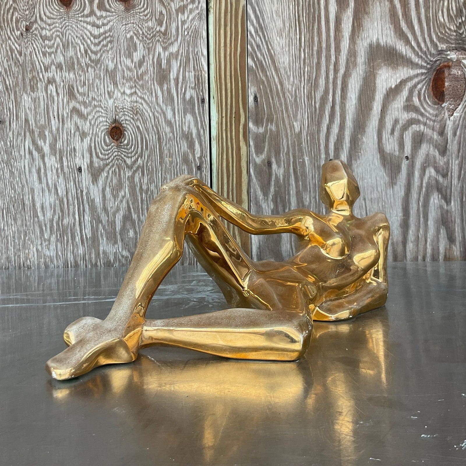 Aggiungi un tocco artistico al tuo arredamento con la nostra scultura di donna in ceramica cubista Vintage Boho 1976 Jaru. Questo straordinario pezzo, realizzato nel 1976, mette in mostra le audaci linee geometriche del design cubista, conferendo