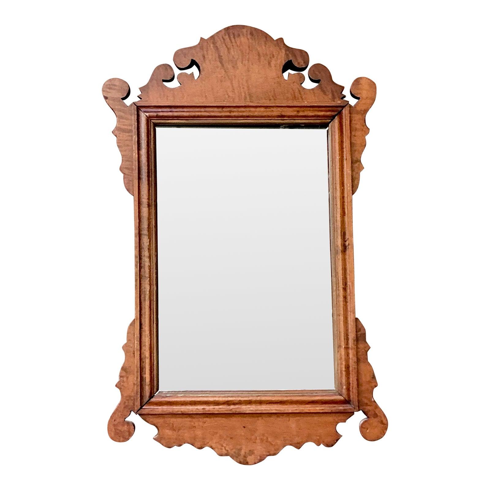 Ce miroir vintage exquis rend hommage aux designs américains classiques des mouvements Chippendale et Queen Anne du XVIIIe siècle, offrant une pièce d'une élégance formelle durable. Le cadre est fabriqué à partir d'un bois très figuré, probablement