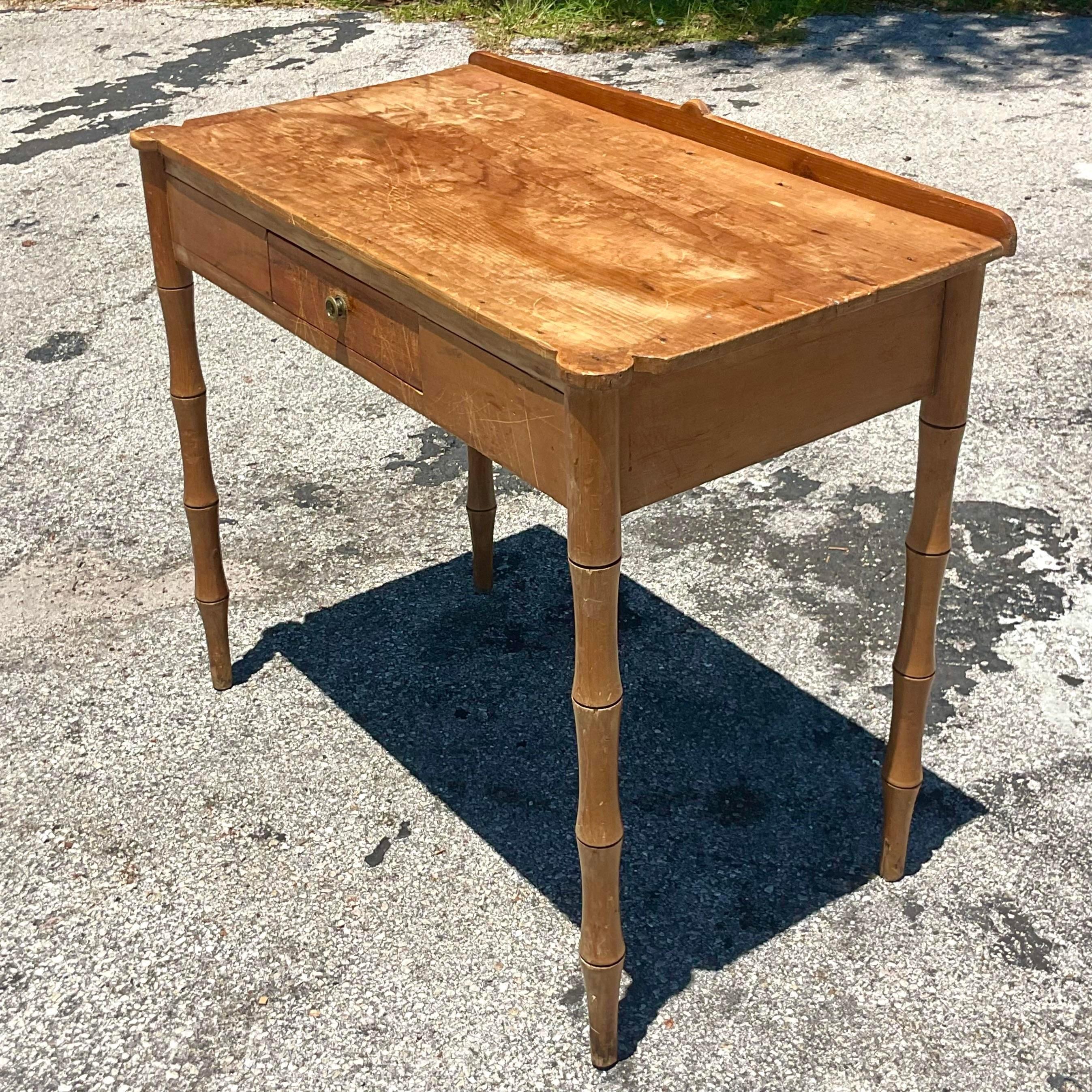 Lo scrittoio in bambù intagliato Vintage By del XIX secolo incarna lo stile americano con i suoi intricati intagli in bambù e la sua lavorazione artigianale. Questo pezzo unico fonde il fascino vintage con l'eleganza bohémien, offrendo un'aggiunta