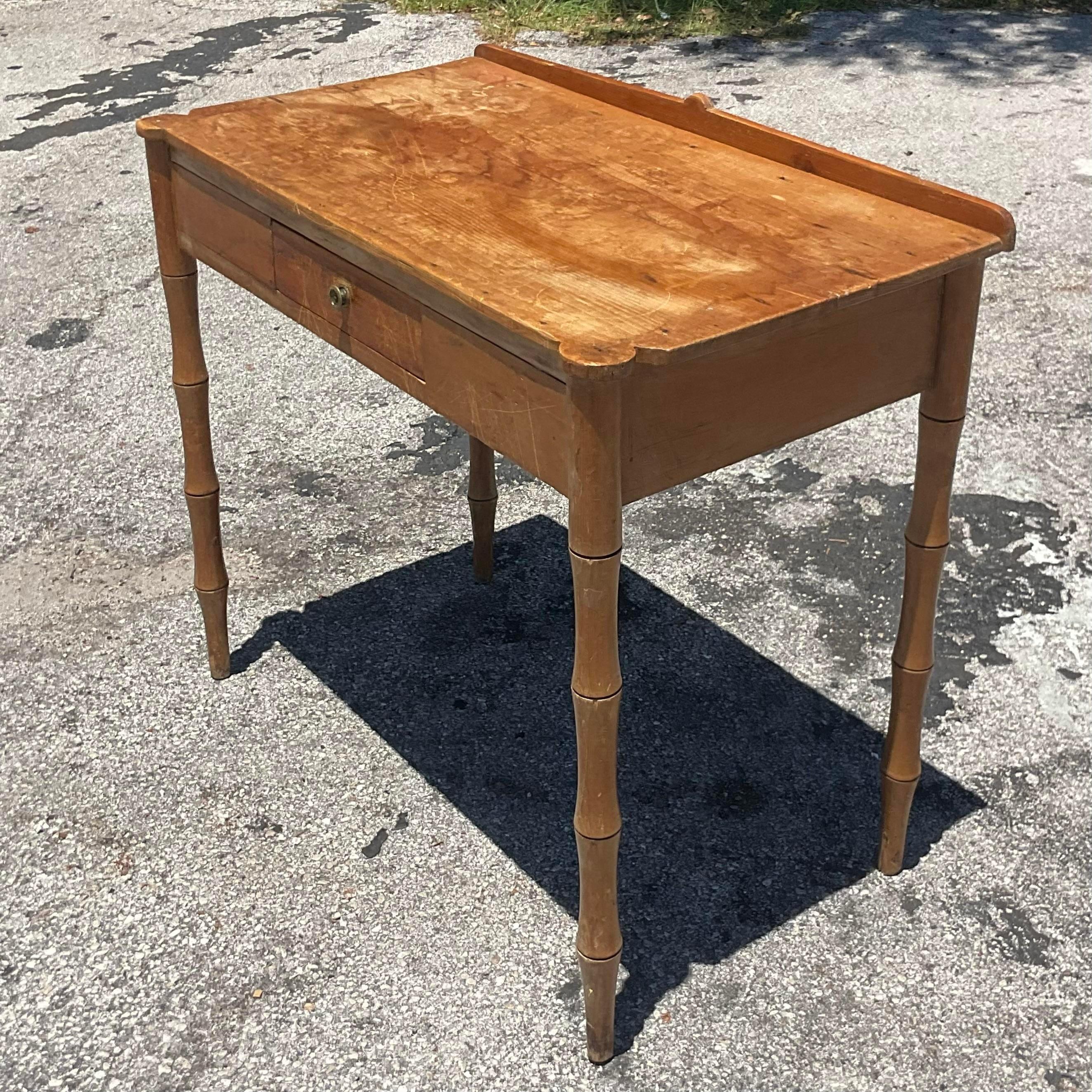 Americano Scrivania in bambù intagliato vintage Boho del XIX secolo in vendita