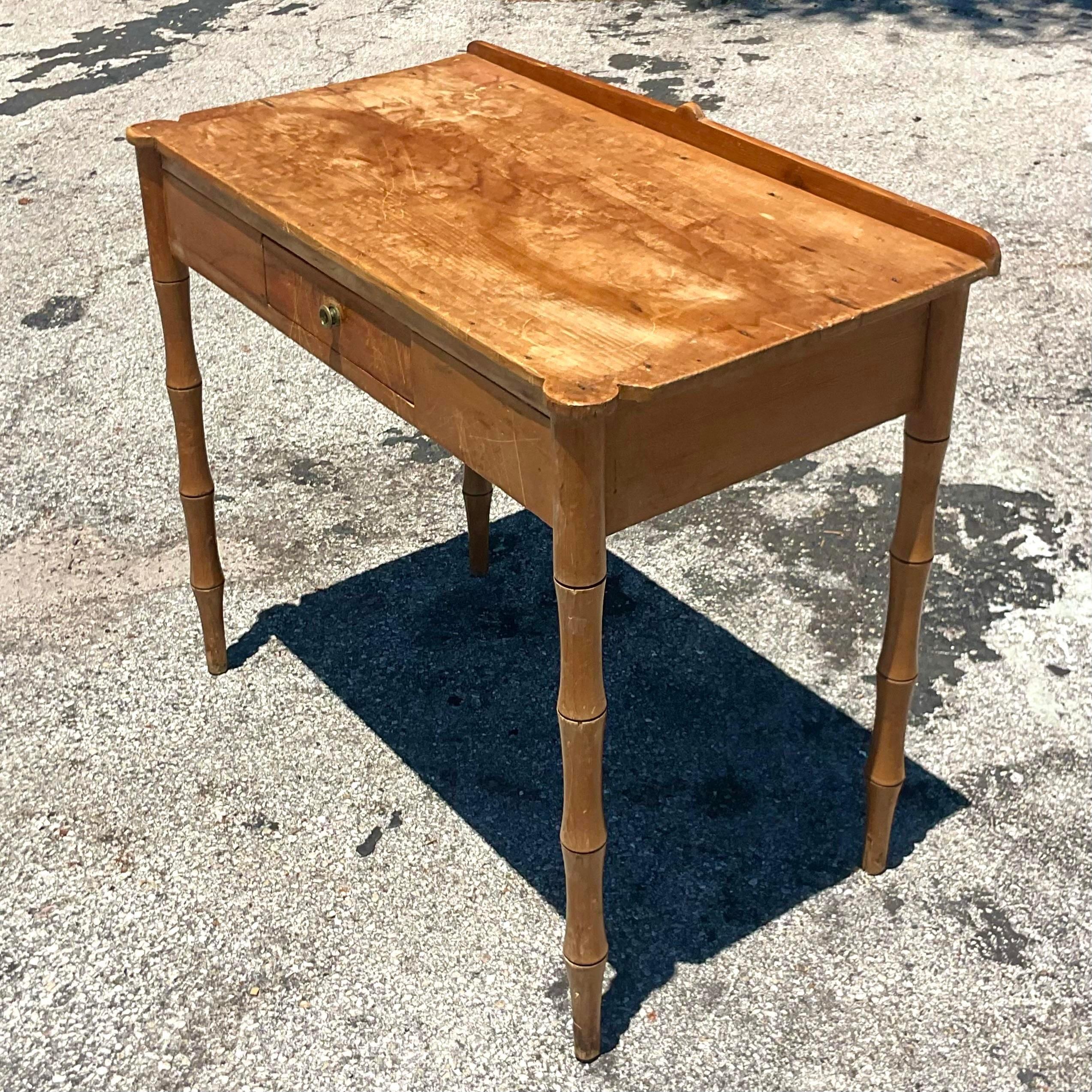 Scrivania in bambù intagliato vintage Boho del XIX secolo In condizioni buone in vendita a west palm beach, FL