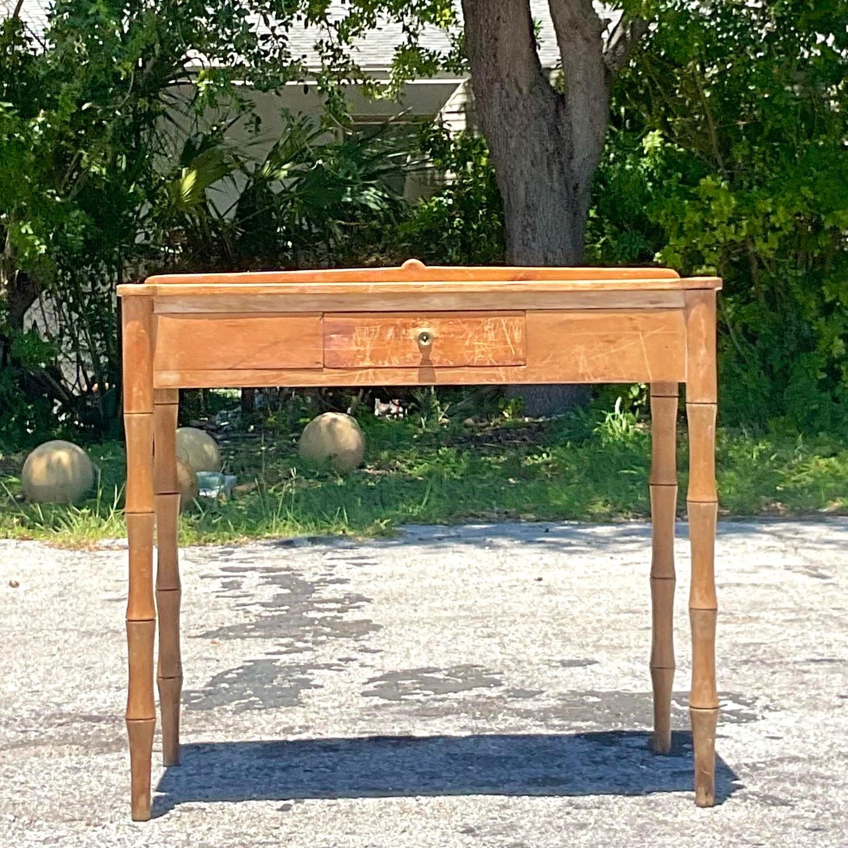 Legno Scrivania in bambù intagliato vintage Boho del XIX secolo in vendita