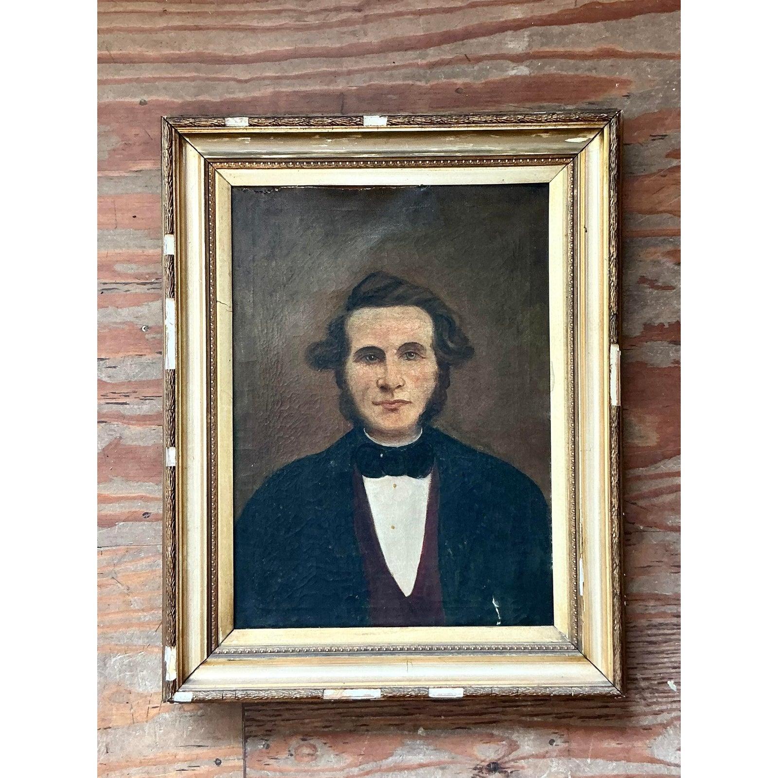 Dieses fesselnde Ölporträt amerikanischer Volkskunst aus dem 19. Jahrhundert fängt die Essenz einer vergangenen Ära ein und zeigt einen vornehmen Herrn mit ernstem, aber einladendem Blick. Das Gemälde ist mit dem Charme und der stilistischen