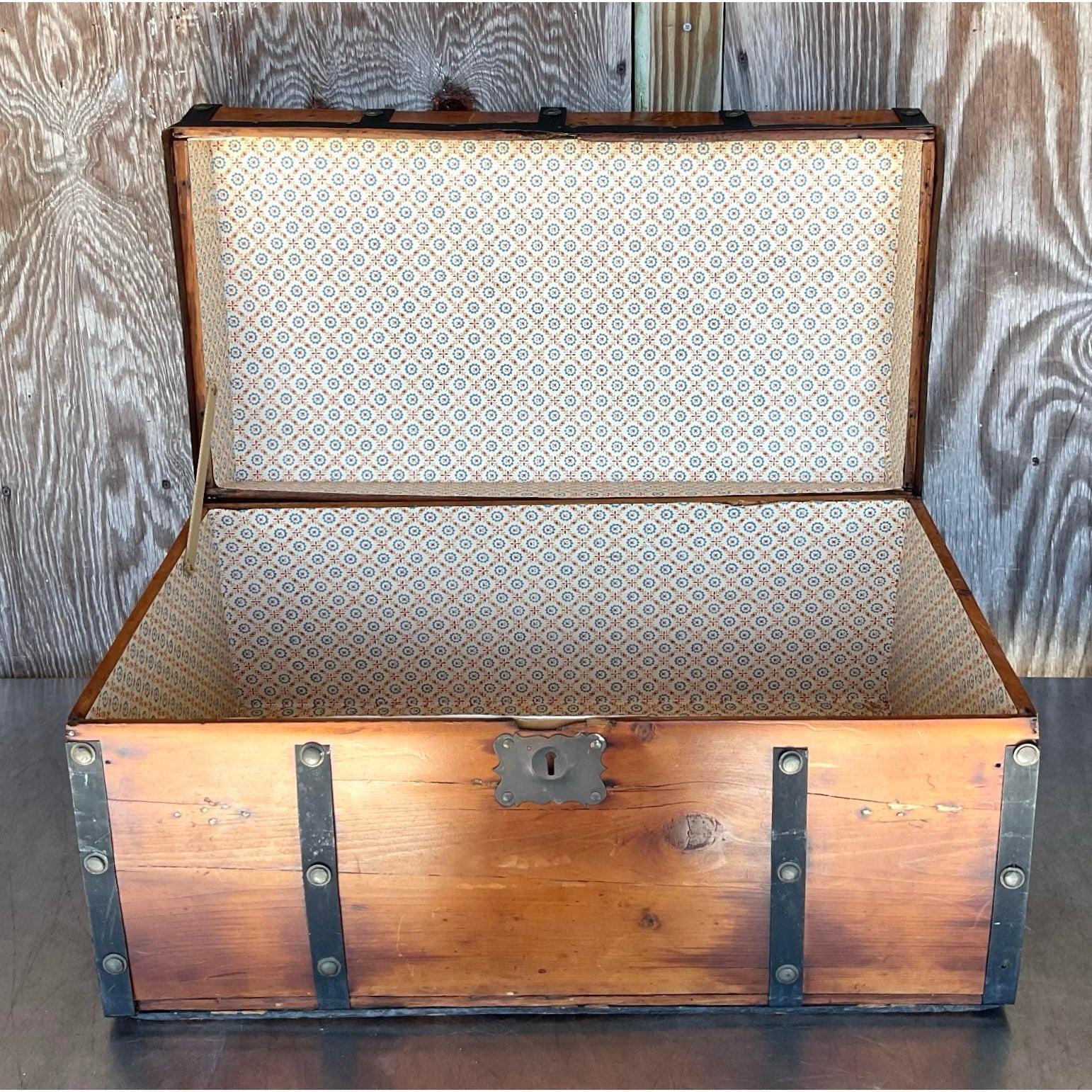 Cette charmante boîte à vapeur Jenny Lind du XIXe siècle témoigne d'un savoir-faire intemporel et d'une allure vintage. Fabriquée en bois robuste et ornée de bandes métalliques noires rivetées, cette malle vapeur rayonne d'élégance rustique. Sa