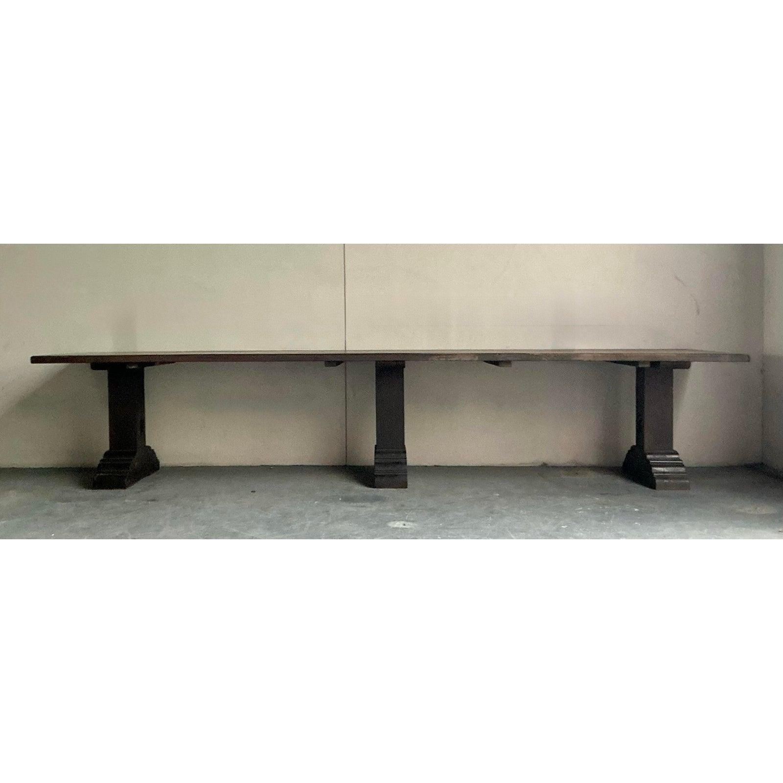 Perforna la tua sala da pranzo o la tua sala grande con l'anima e la presenza di questo straordinario tavolo da biblioteca europeo del XIX secolo. Realizzato in legno massiccio, questo pezzo monumentale è caratterizzato da un ampio piano a listoni