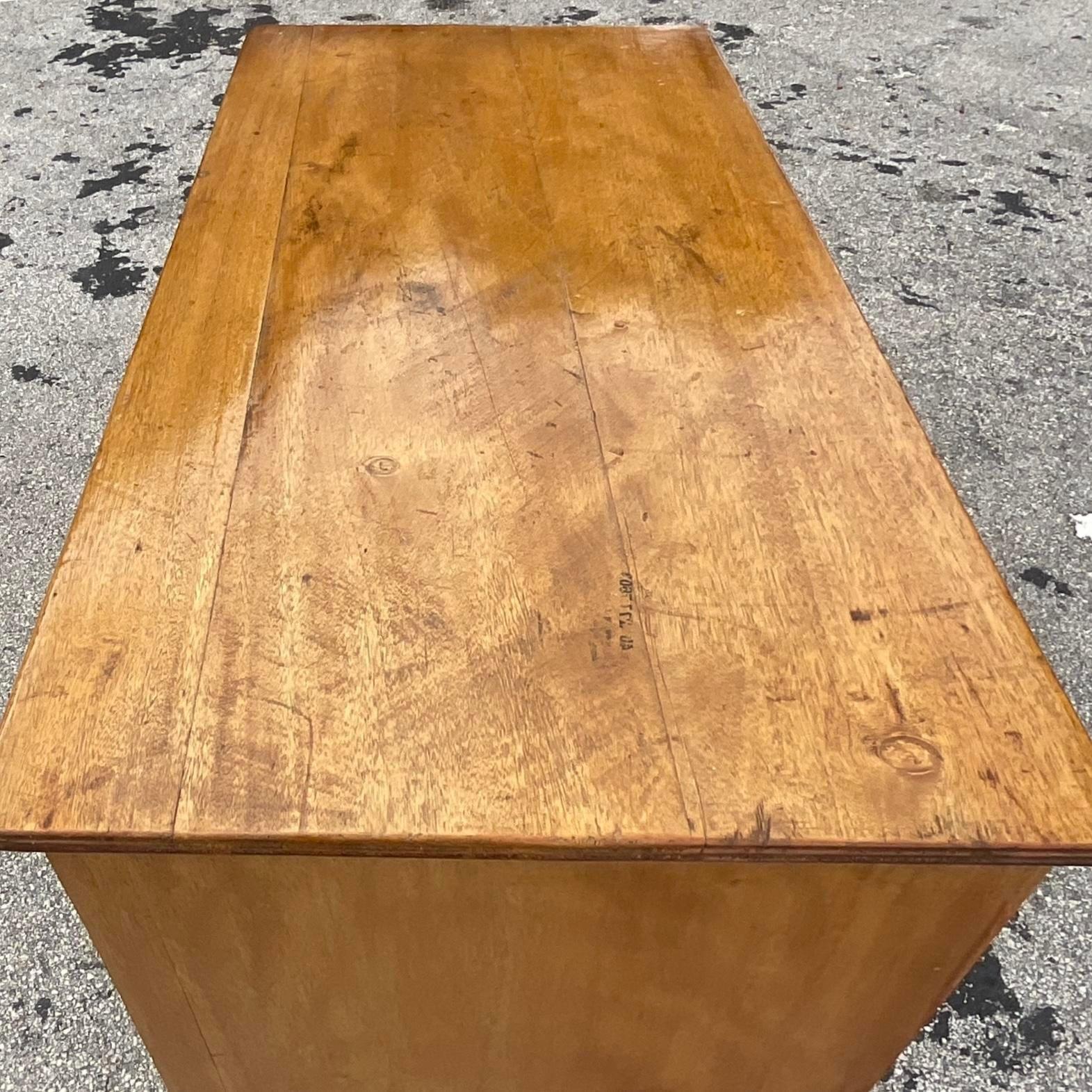 Eredità Boho: Questa credenza del XIX secolo trasuda stile americano con la sua allure vintage bohémien. Realizzato con dettagli meticolosi e ricchi di storia, funge da centrotavola senza tempo, fondendo il fascino del vecchio mondo con il fascino