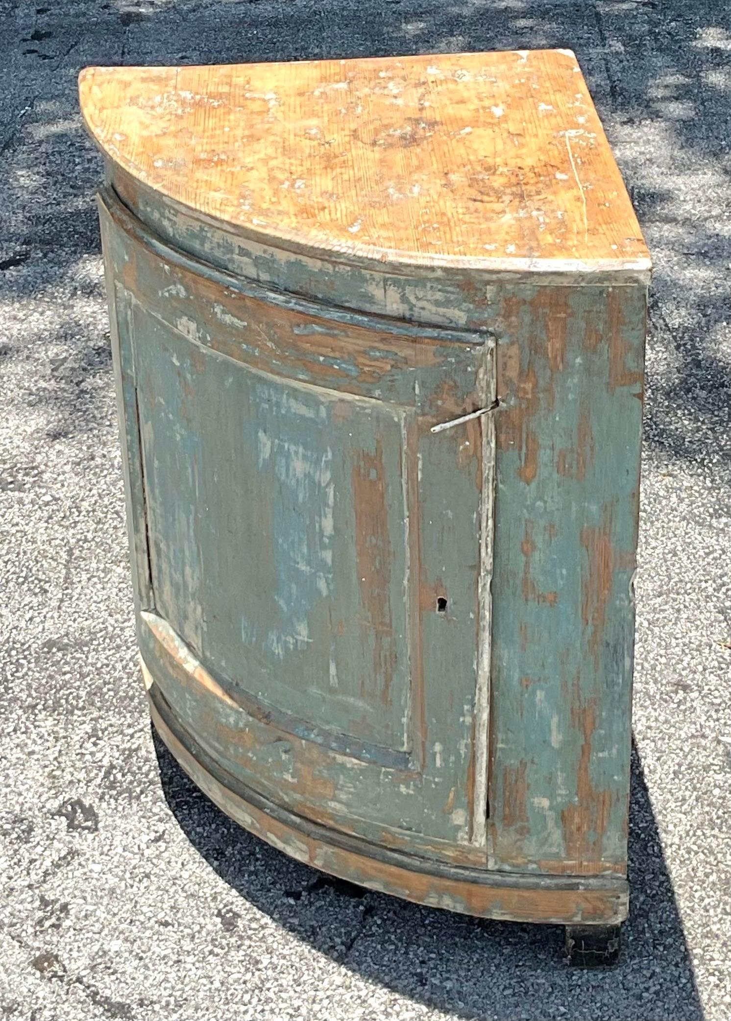 Il mobile ad angolo patinato Vintage Boho del XIX secolo fonde lo stile americano con l'allure bohémien, grazie all'intricata patinatura e alla classica lavorazione artigianale del XIX secolo. Questo mobile angolare unico aggiunge un tocco di