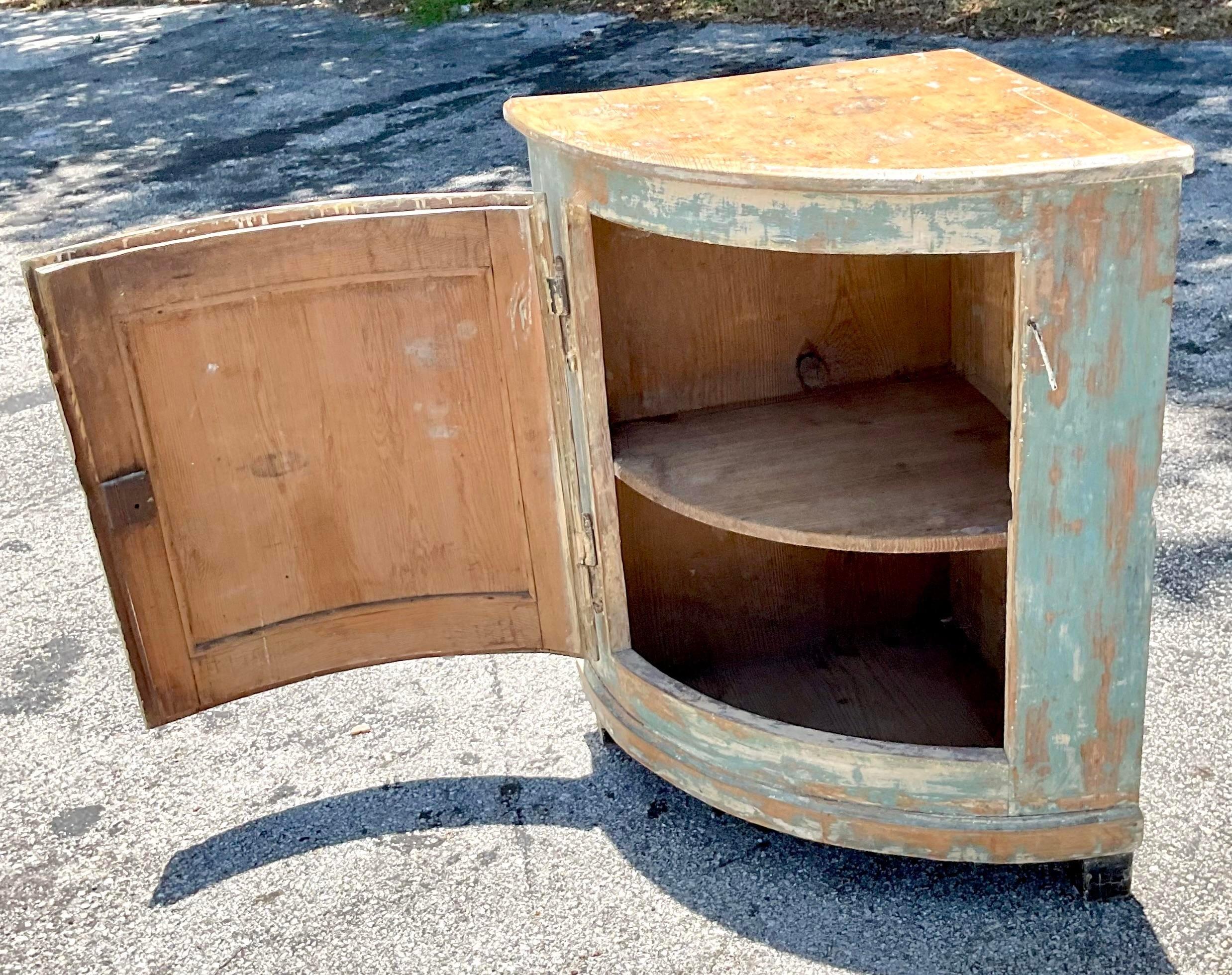 Gustaviano Mobile d'angolo patinato svedese d'epoca Boho del XIX secolo in vendita