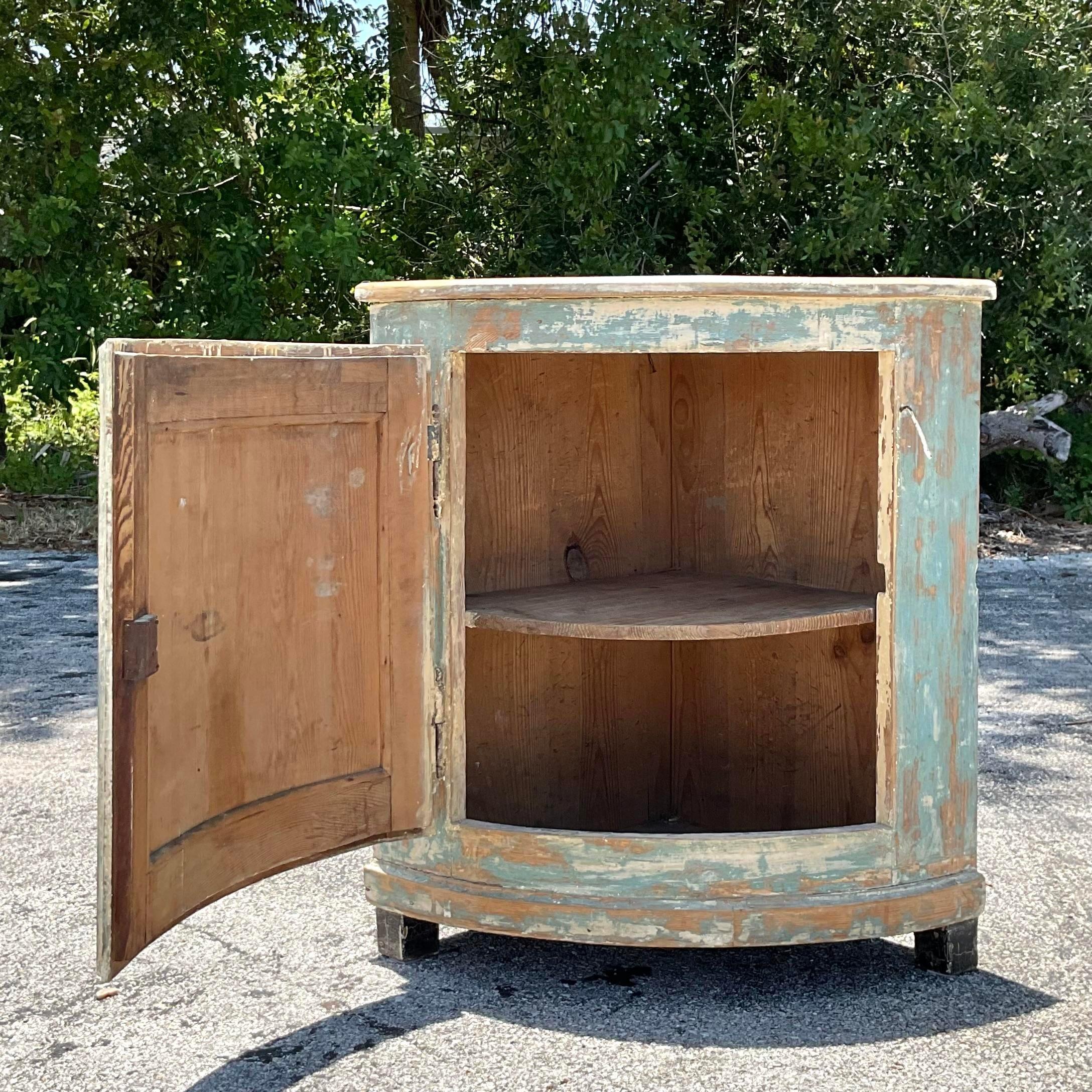 Svedese Mobile d'angolo patinato svedese d'epoca Boho del XIX secolo in vendita