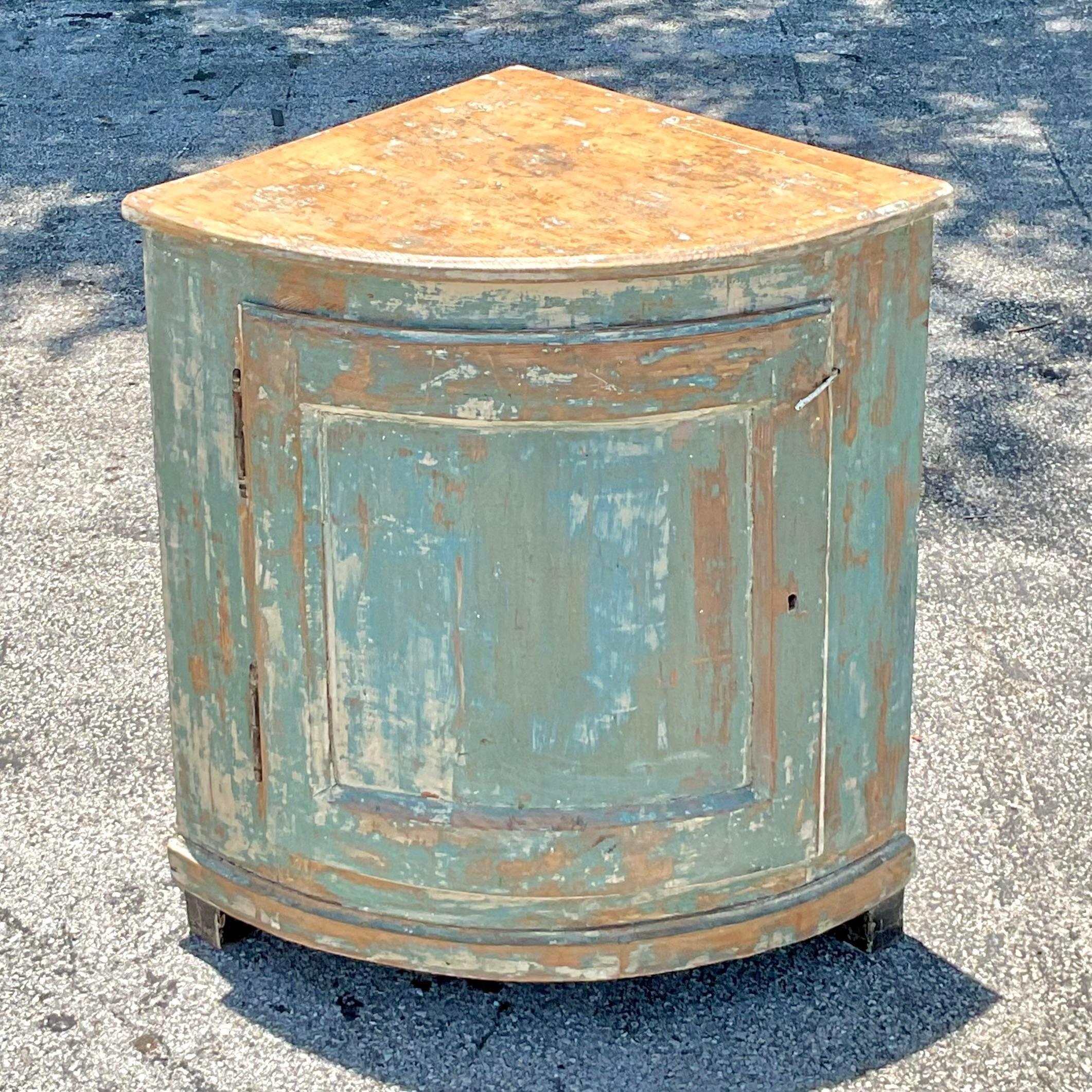 Mobile d'angolo patinato svedese d'epoca Boho del XIX secolo In condizioni buone in vendita a west palm beach, FL
