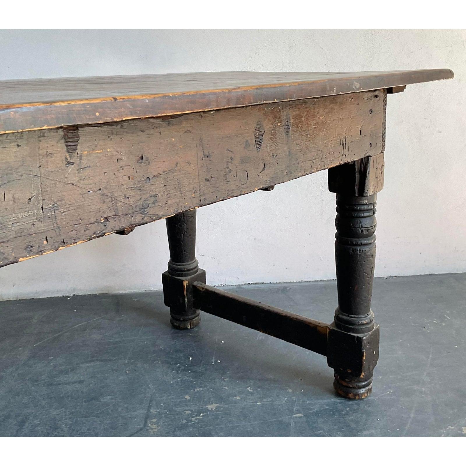 Coloniale spagnolo Tavolo da biblioteca in legno tornito vintage Boho del XIX secolo in vendita