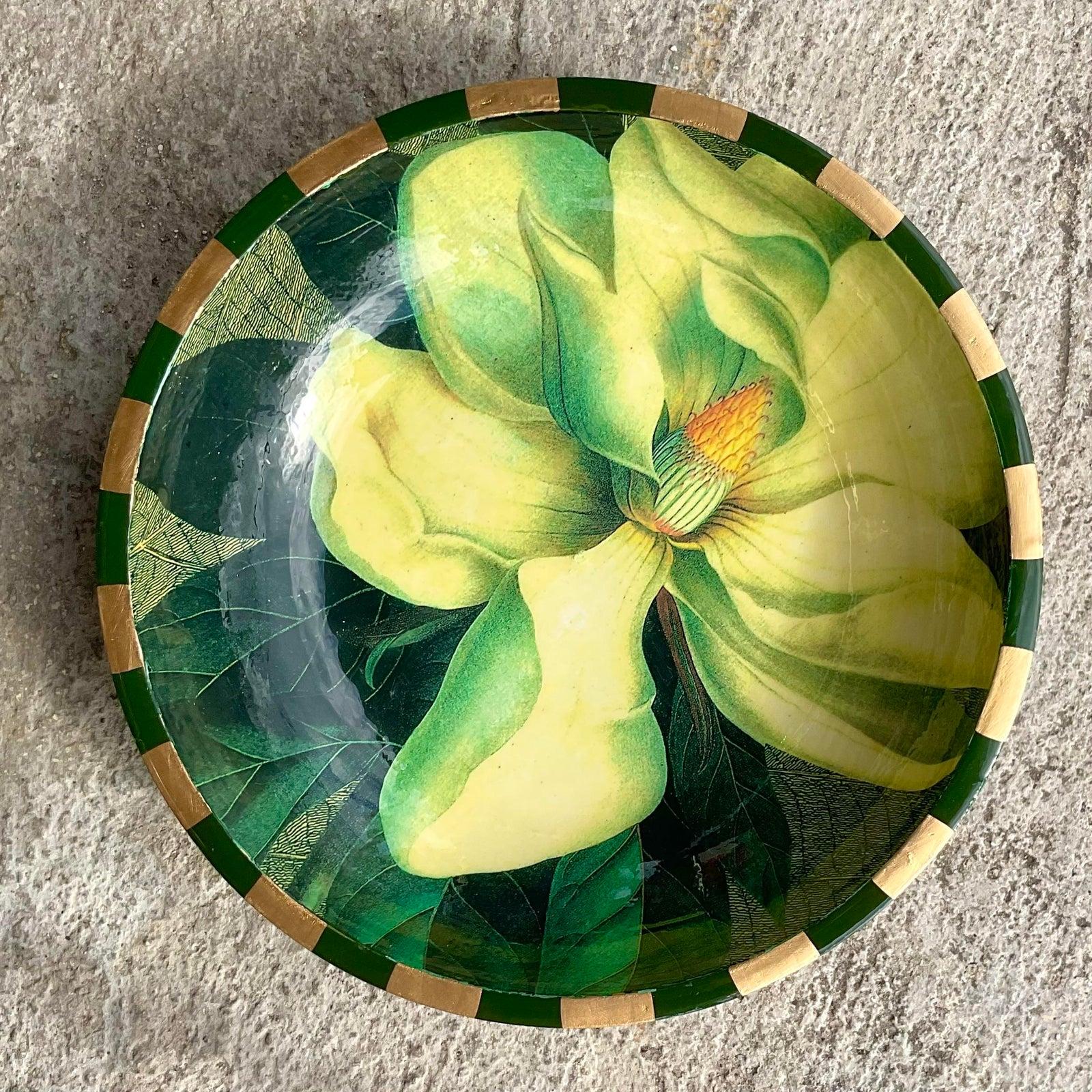 Un fantastique bol en bois décoratif vintage. Une magnifique image de magnolia avec une finition laquée. Acquis d'une propriété de Palm Beach.