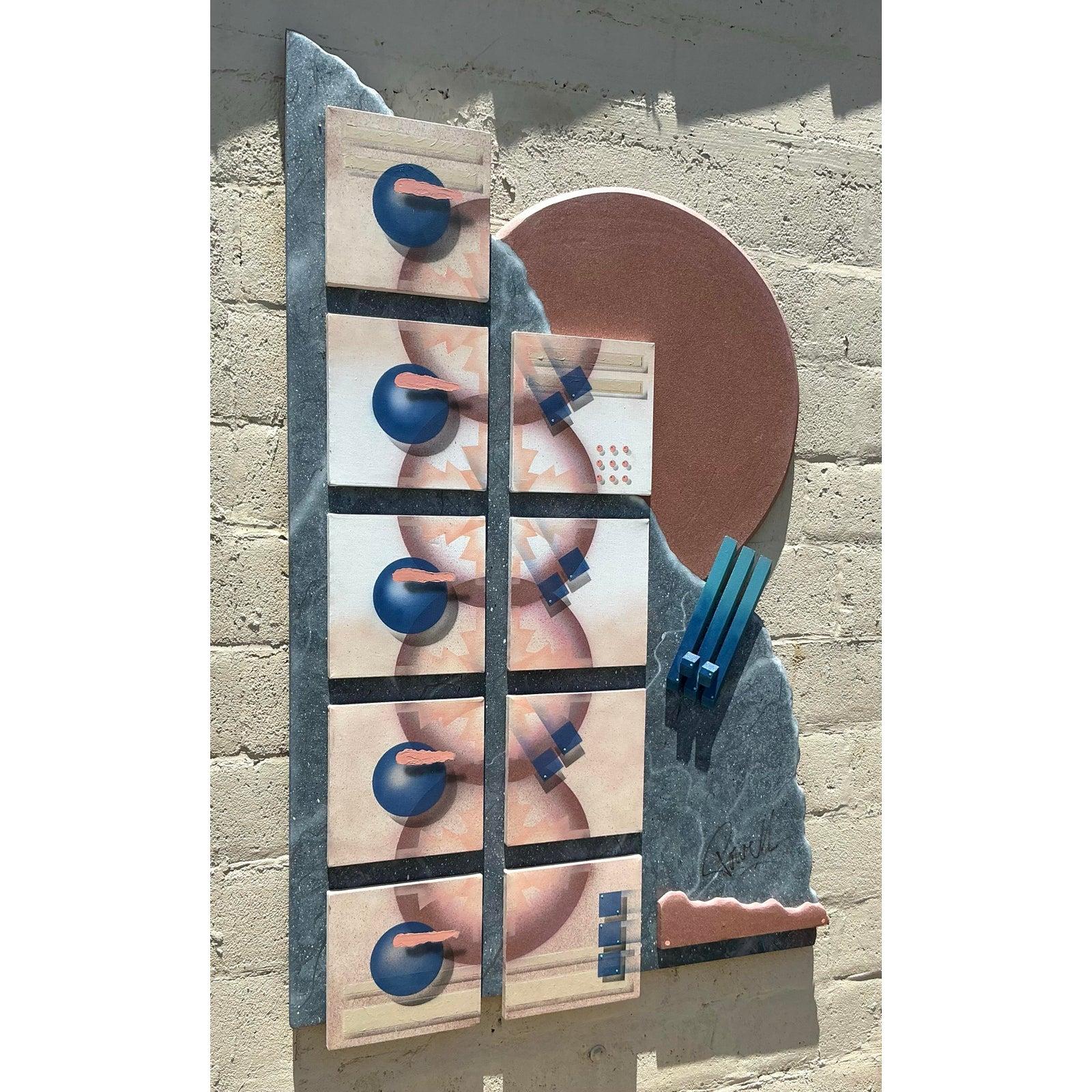 Fai un'audace dichiarazione artistica con questa accattivante scultura da parete vintage a tecnica mista, che incarna il caratteristico stile geometrico astratto degli anni Novanta. Questo pezzo dinamico presenta un'intrigante composizione di vari