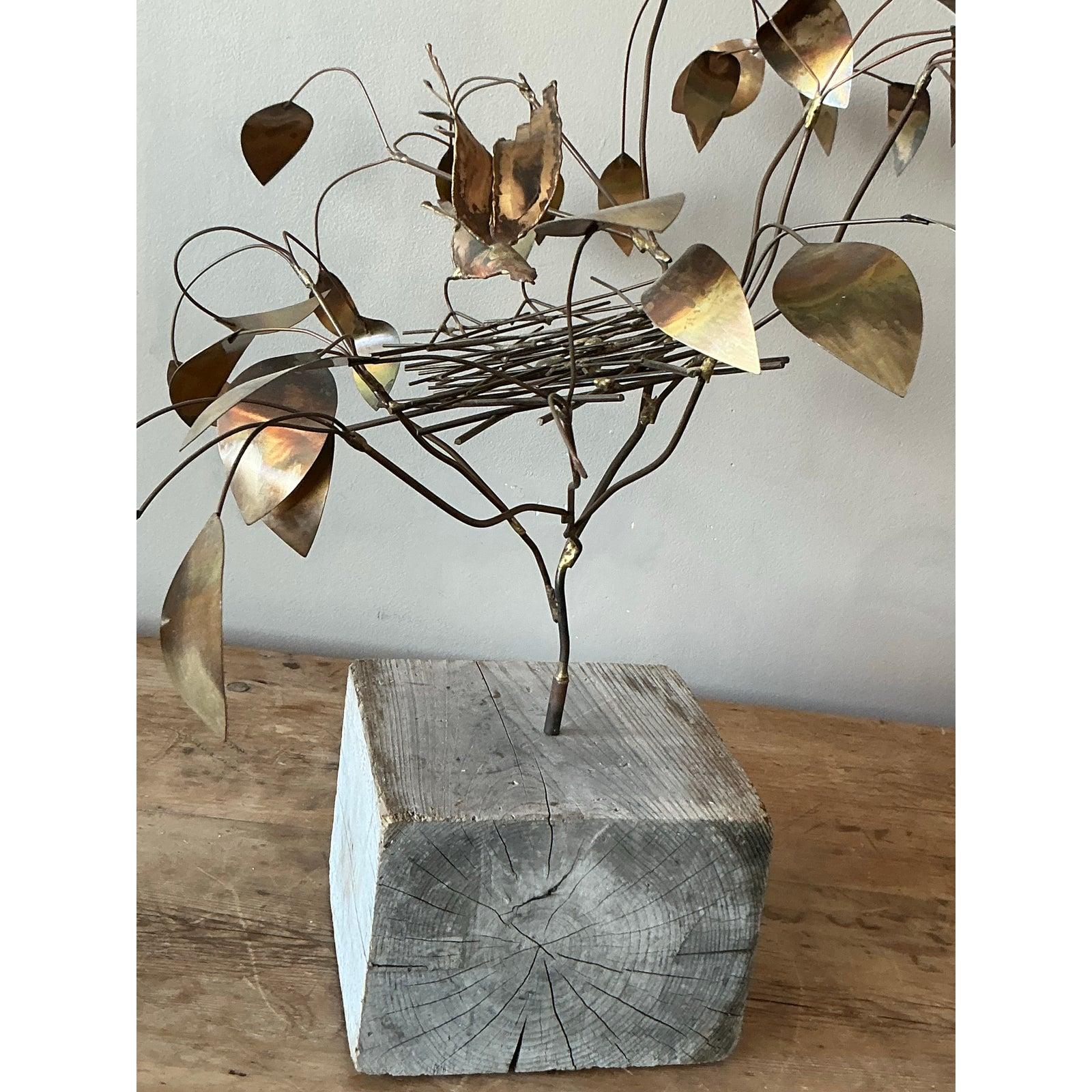 Evoca la bellezza naturale e lo spirito artistico della metà del XX secolo con questa accattivante scultura in ottone, che ricorda le iconiche opere di Curtis Jere. Questo pezzo raffigura un albero rigoglioso con delicate foglie in ottone, che si