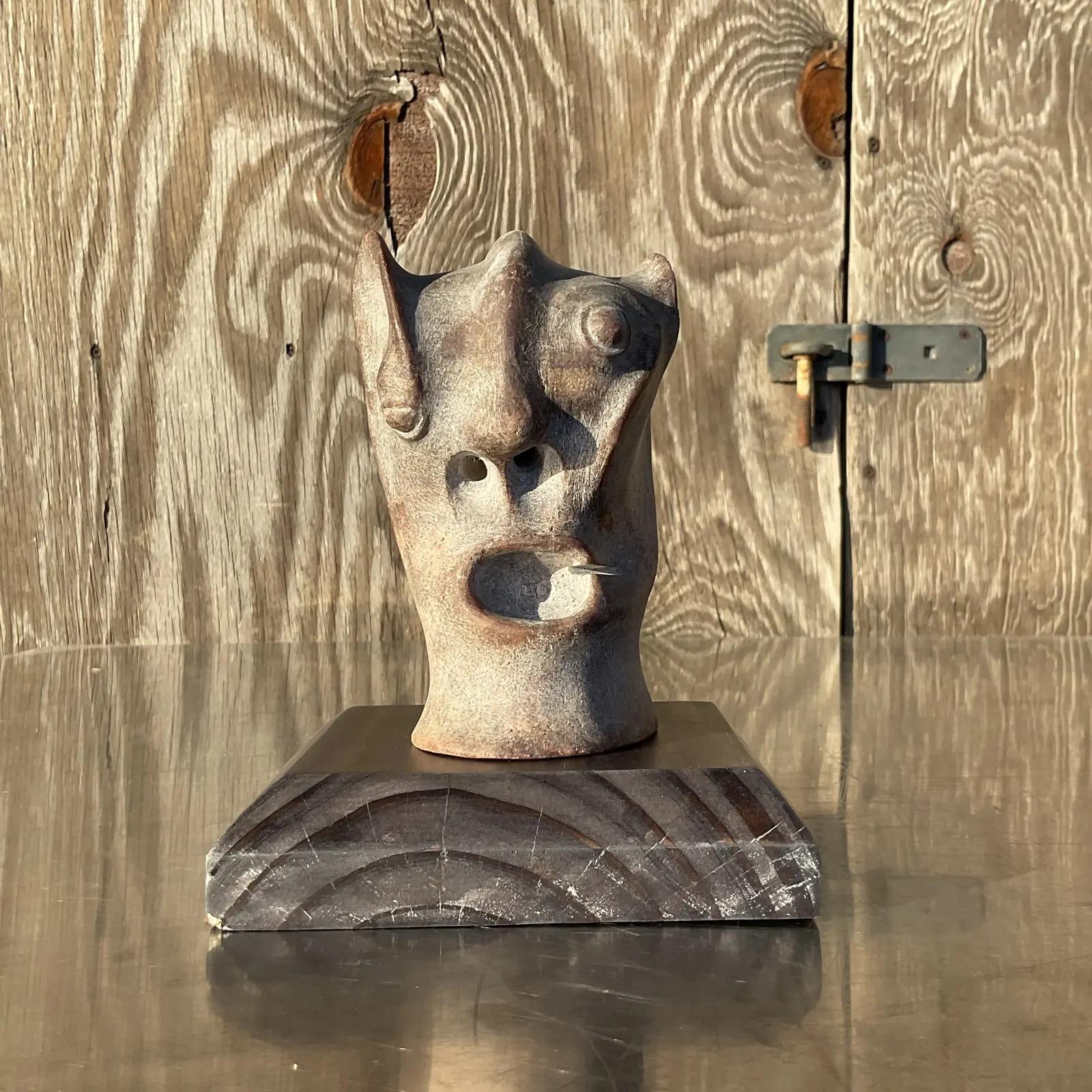 Une fantastique sculpture Boho vintage. Une chic petite pierre sculptée d'une tête d'abstrait. Repose sur un socle en bois. Acquis d'une propriété de Palm Beach.
