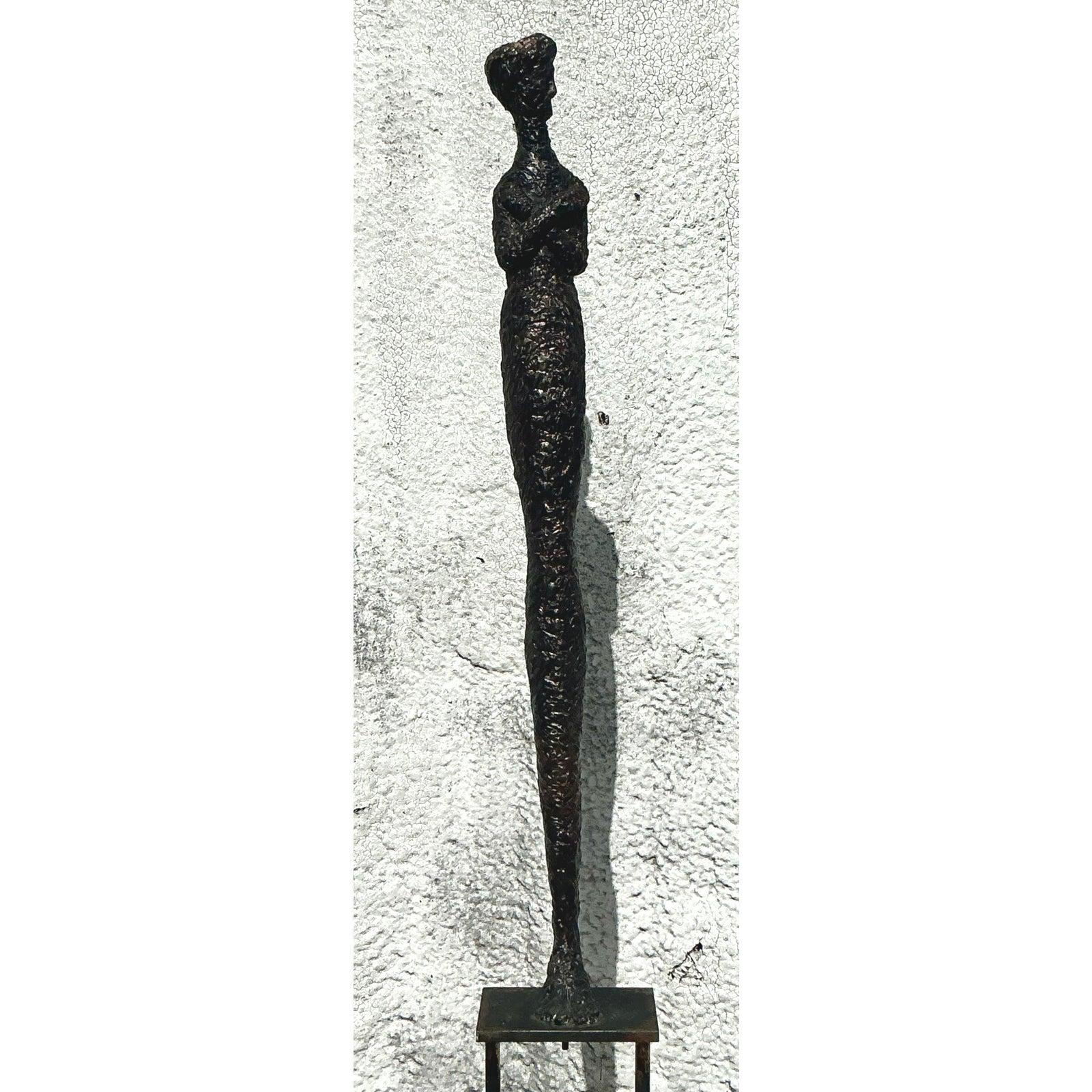 Metallo Scultura figurativa astratta vintage Boho di donna dopo Giacometti in vendita