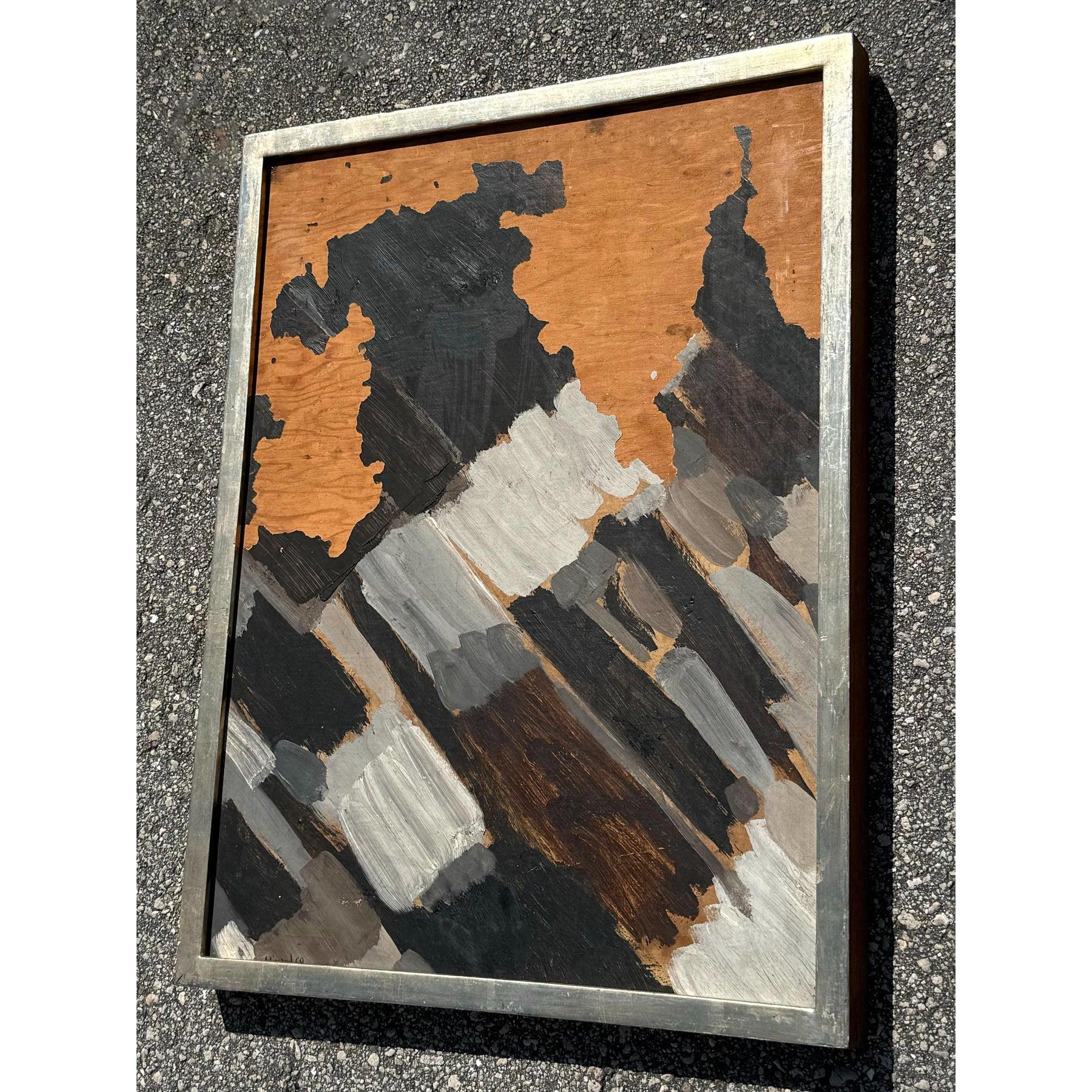 Dieses auffällige abstrakte Gemälde spielt mit Kontrasten und Texturen. Es zeigt kühne Abschnitte aus schwarzer, grauer, brauner und weißer Farbe, die diagonal auf eine reichlich warm getönte Holztafel aufgetragen wurden. Die natürliche Maserung des