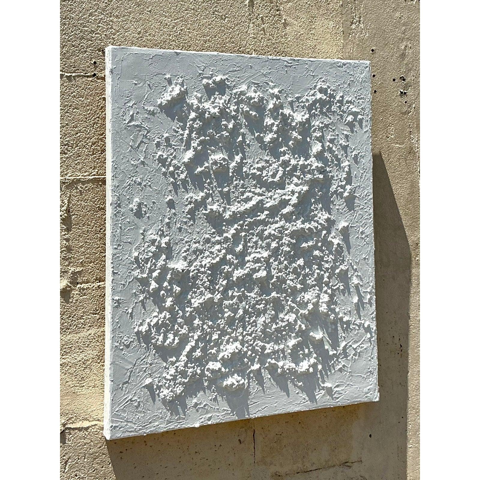 Lassen Sie sich von der Schönheit der Textur und der minimalistischen Form dieses abstrakten Gemäldes im Vintage-Stil begeistern. Das in Mischtechnik auf Leinwand gefertigte Werk weist eine stark strukturierte Oberfläche auf, die in einem