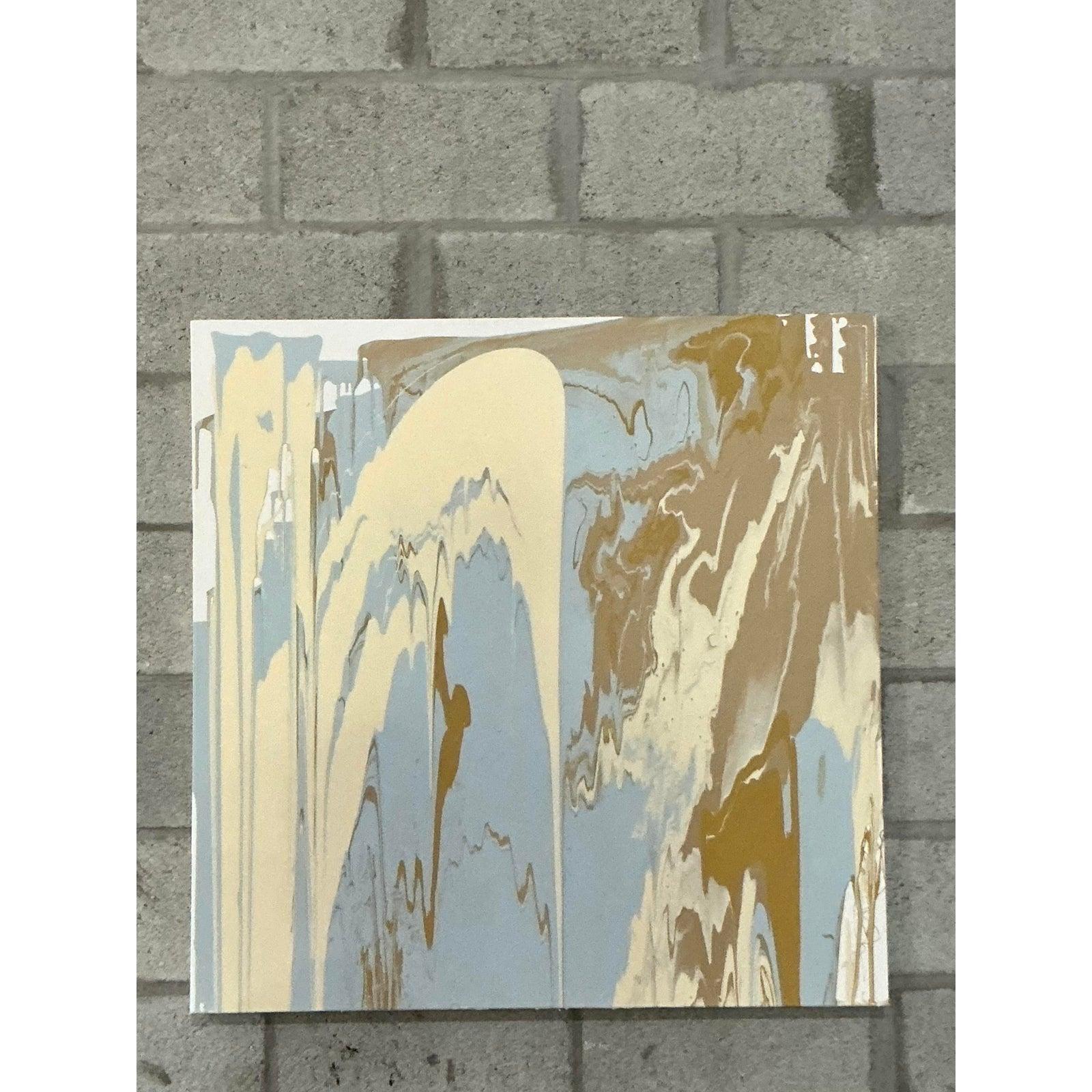 Dieses zeitgenössische abstrakte Gemälde ist eine lebendige Übung in fließender Dynamik, bei der eine Gießtechnik verwendet wird, um hypnotisierende, marmorierte Farbströme zu erzeugen. Das Kunstwerk zeichnet sich durch eine raffinierte Farbpalette