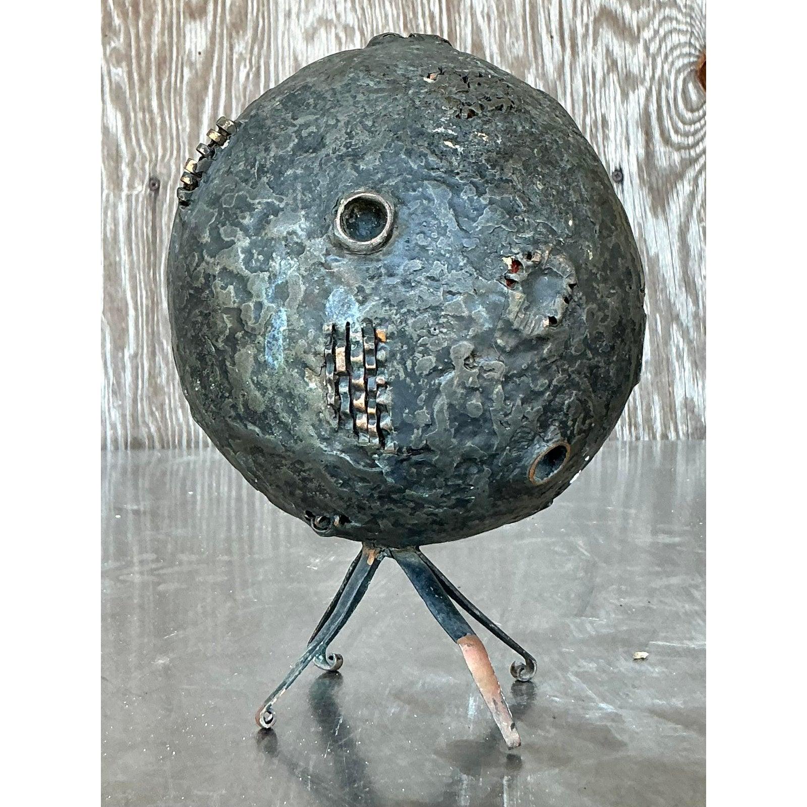 Scopri un pezzo di arte cosmica con questa affascinante scultura astratta Vintage Planet, un pezzo unico che sfida le convenzioni. Realizzata in robusto metallo patinato, questa scultura sferica presenta un'intrigante texture martellata che ricorda