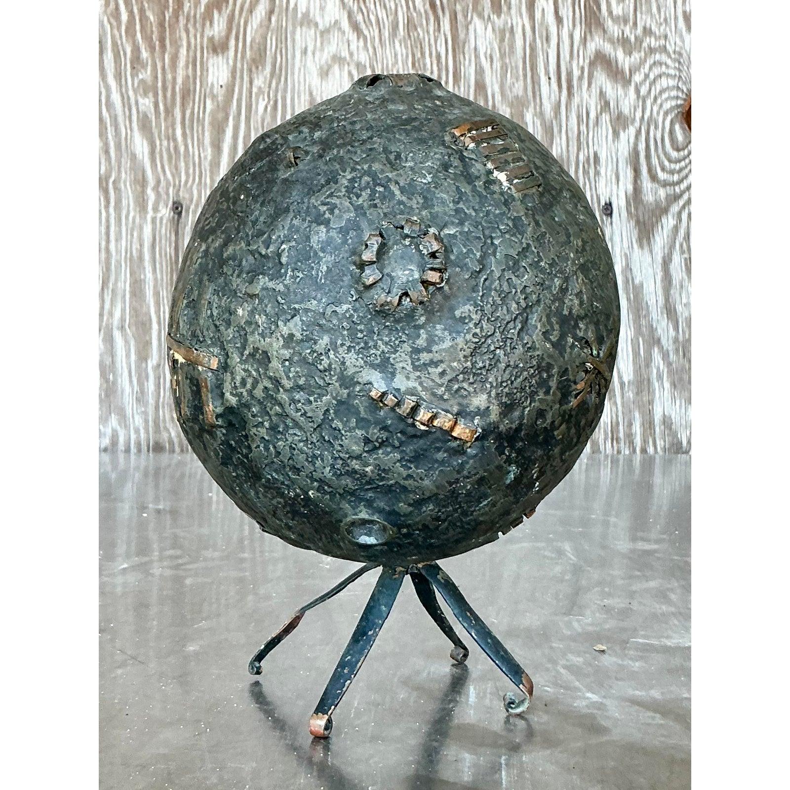 Metallo Scultura astratta di un pianeta in stile boho vintage in vendita