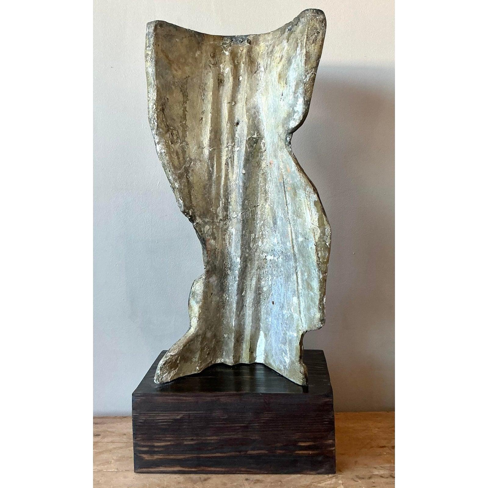 Eleva il tuo spazio con questa sorprendente scultura astratta vintage, realizzata in bronzo lucido e presentata in un accattivante stile Boho. Questo pezzo unico è caratterizzato da linee organiche e fluide che evocano un senso di arte moderna e di