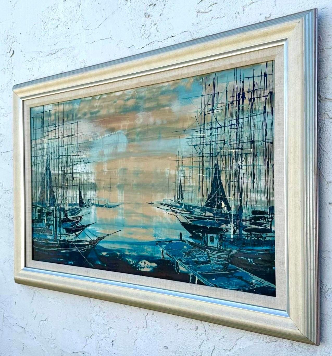 Questo splendido paesaggio marino ritrae una serie di barche a vela vicino a un molo con un cielo tenue. L'assenza di contrasto tra l'acqua e il cielo si fondono perfettamente l'uno con l'altro creando uno sfondo uniforme. Il blu e l'abbronzatura