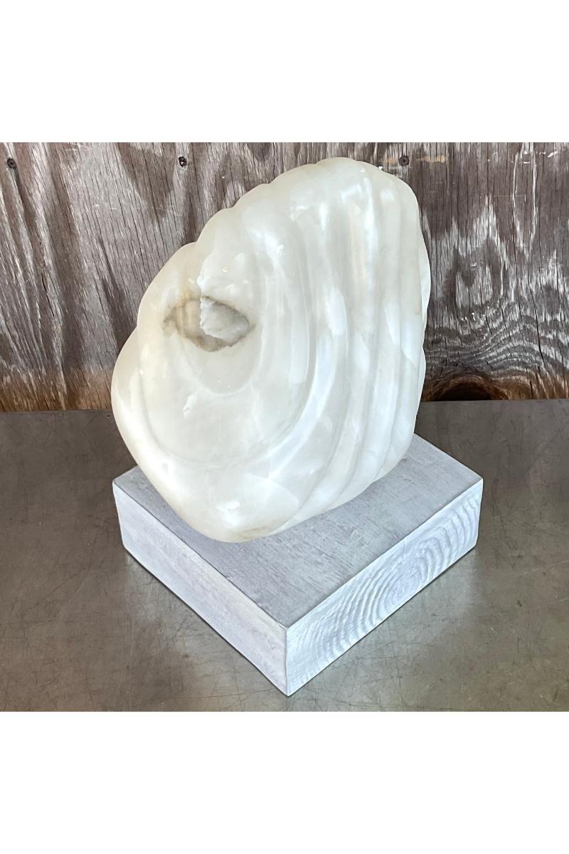 Questa scultura di pietra astratta vintage Boho emana un fascino organico grazie alle sue linee fluide e alle texture naturali. Perfetto come centrotavola o come pezzo d'accento, dona un tocco artistico e di eleganza terrena a qualsiasi spazio.