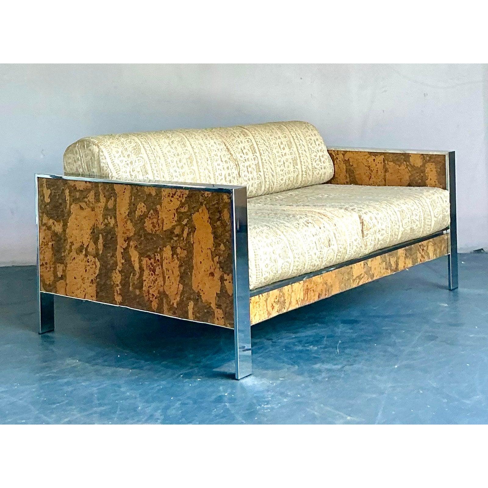 Raro ed eccezionale design del leggendario Adrian Pearsall per Craft Associates, questo divano è uno splendido esempio di forma architettonica del Mid-Century Modern. La sua caratteristica più sorprendente è la cornice, rivestita di sughero con una