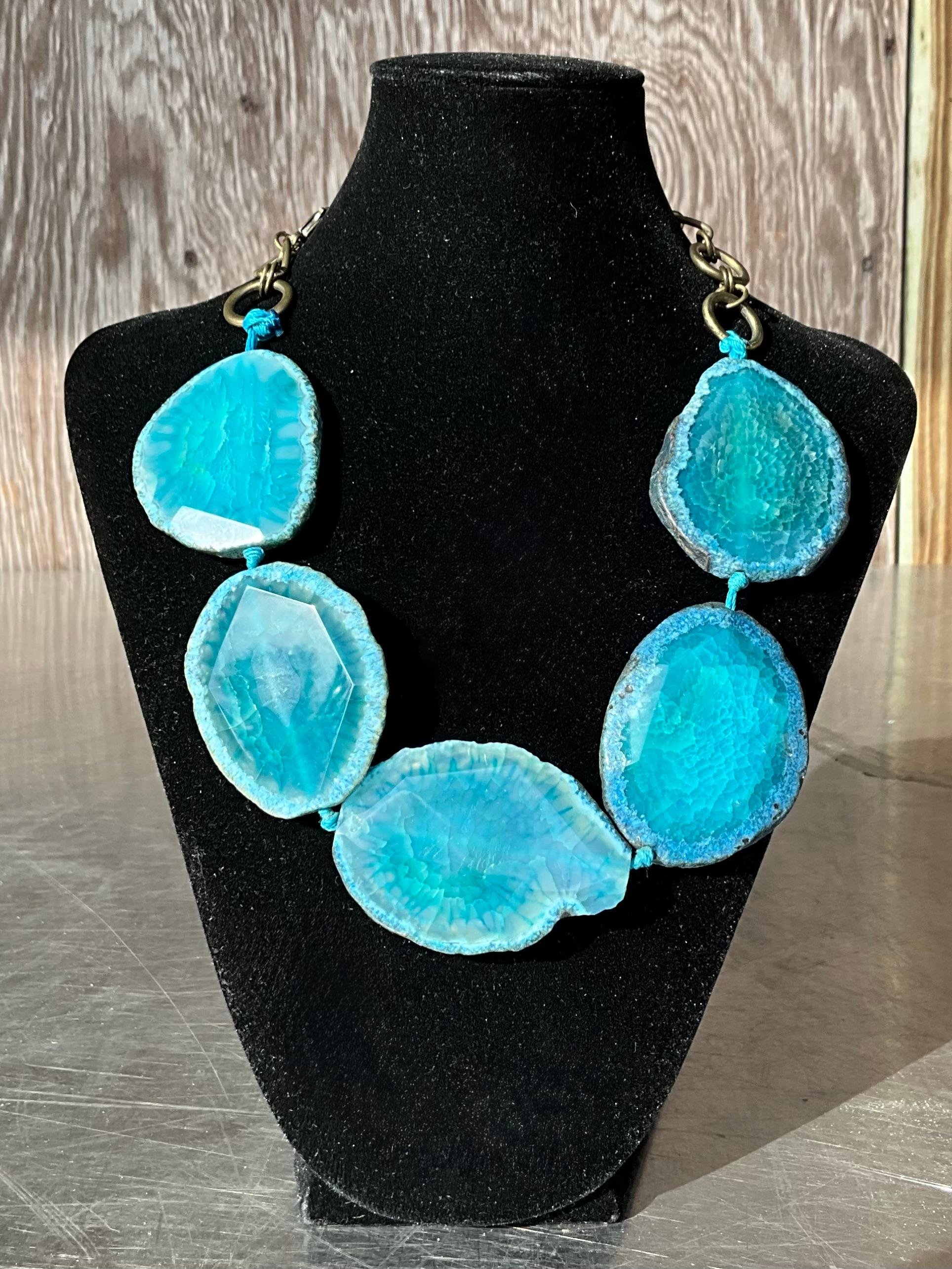 La collana di lastre di agata vintage Boho è un pezzo unico e sorprendente che unisce il fascino terroso dell'agata all'estetica libera ed eclettica dello stile boho. 

L'agata è un tipo di calcedonio (una varietà di quarzo), noto per i suoi colori