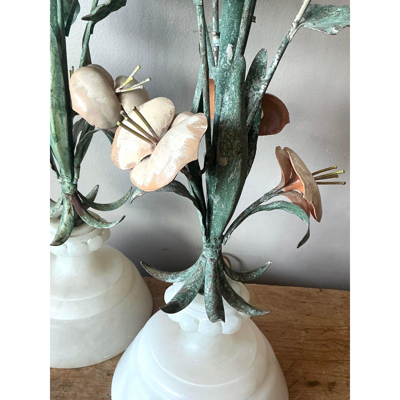 Esta singular lámpara de sobremesa es una espectacular fusión de material clásico y escultura naturalista, que crea una llamativa pieza de impacto. La base presenta un cuerpo de alabastro liso y luminoso, que sostiene un tallo vertical de metal