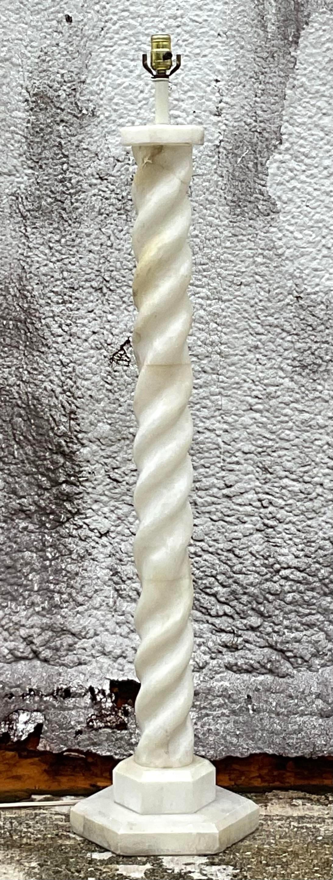 Illuminez votre espace avec l'élégance terreuse de ce lampadaire Vintage By By Alabaster Barley Twist. Doté d'un magnifique design en torsion d'orge et d'une riche base en albâtre, ce lampadaire allie le charme bohème à une sophistication