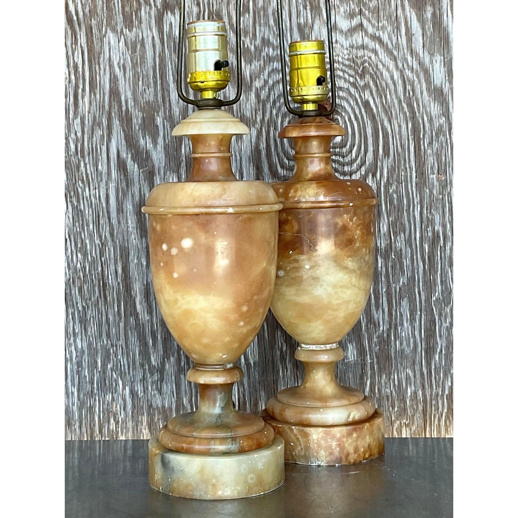 Américain Paire de lampes Urnes Boho en albâtre en vente
