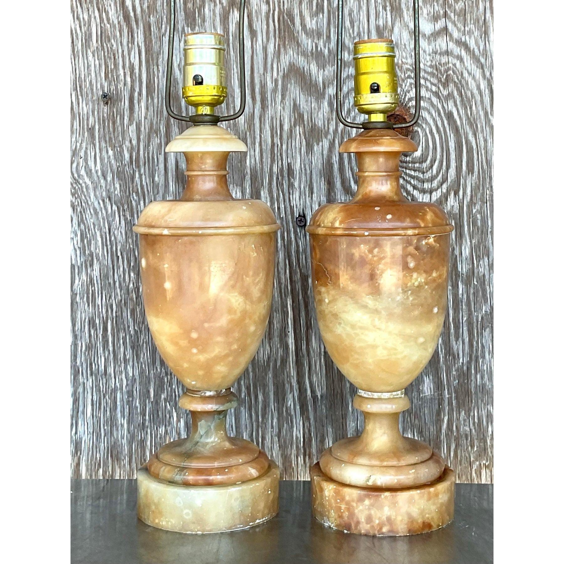 Paire de lampes Urnes Boho en albâtre Bon état - En vente à west palm beach, FL