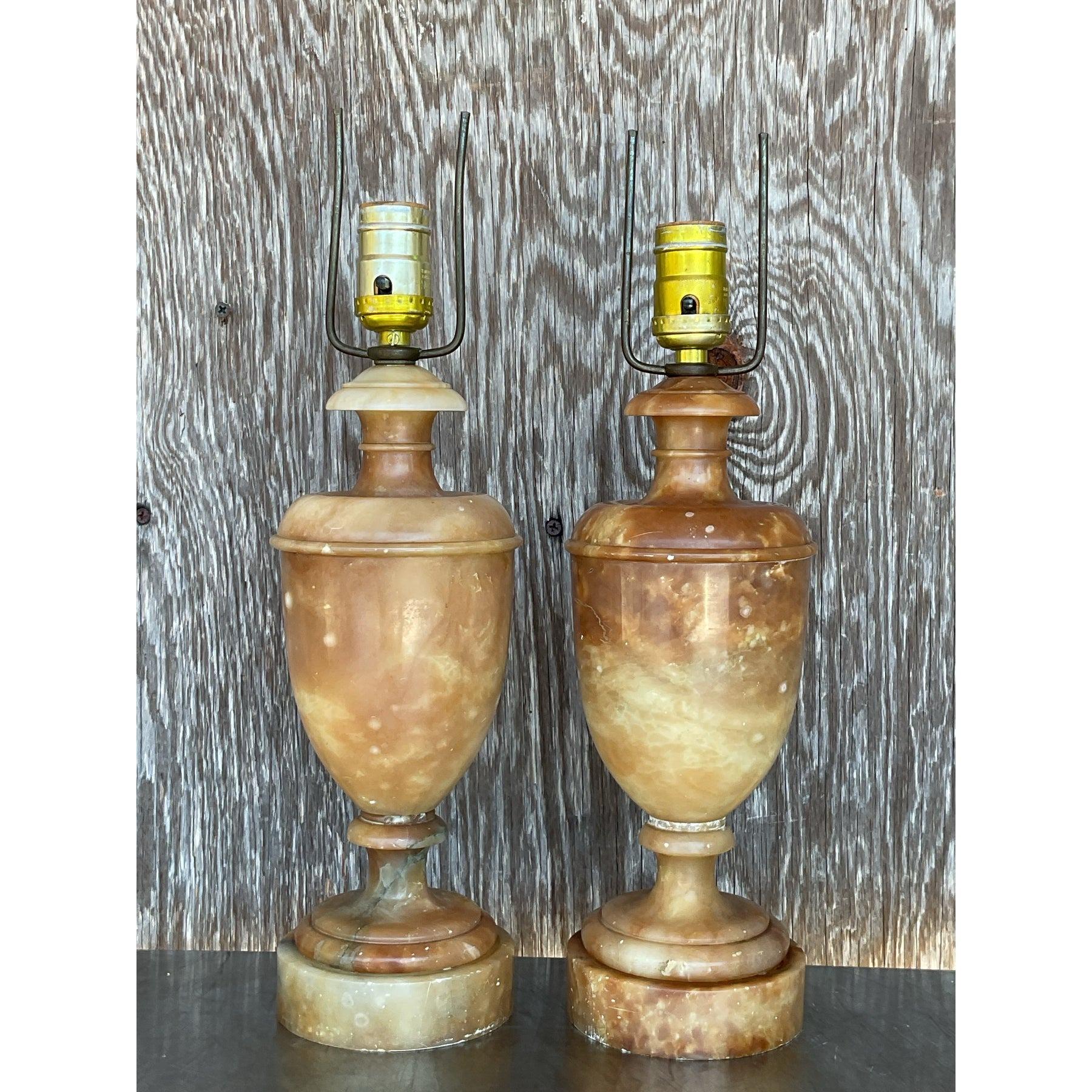 20ième siècle Paire de lampes Urnes Boho en albâtre en vente