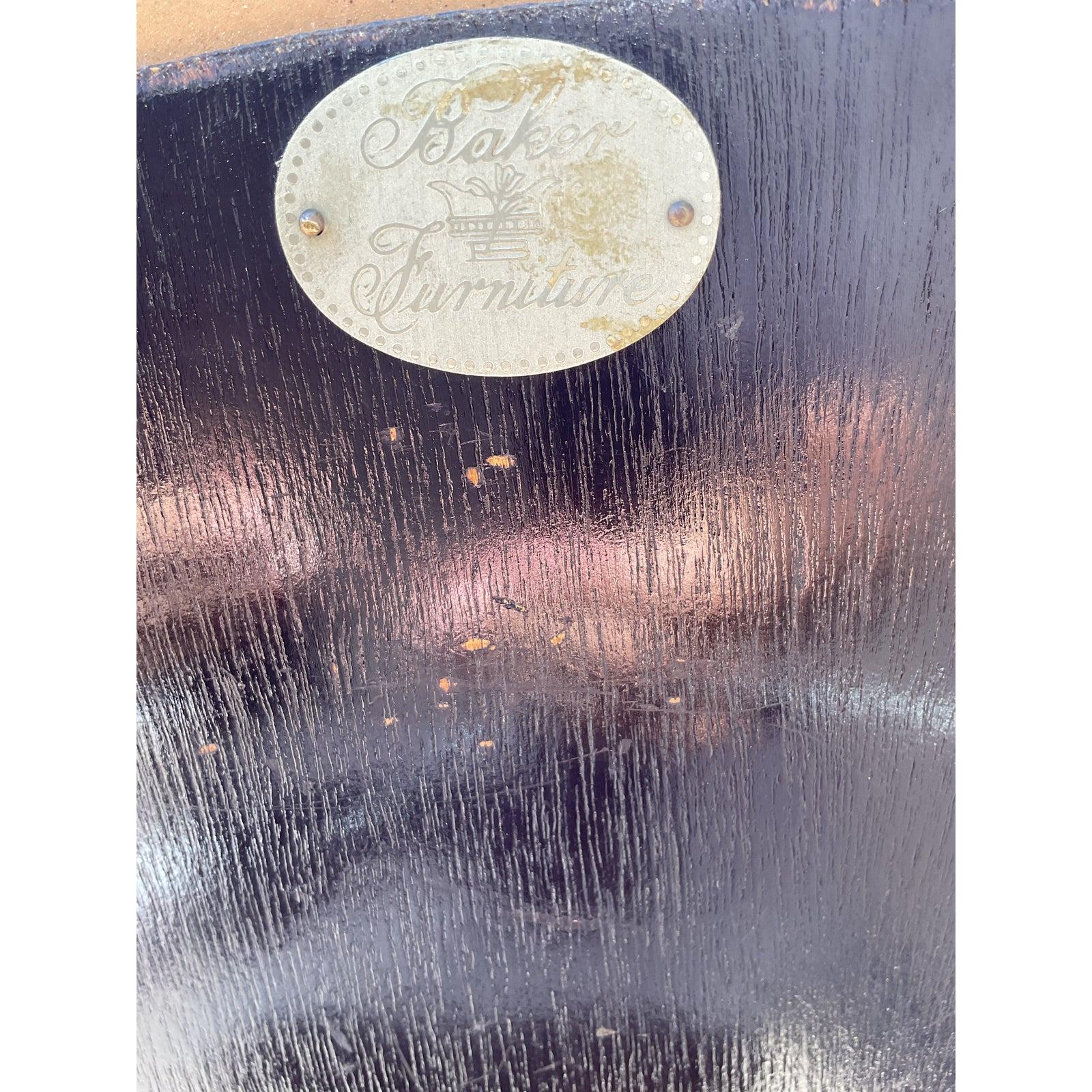 Véritable icône du glamour des années 1970, ce miroir extraordinaire créé par Alessandro pour Baker est une pièce maîtresse pour les collectionneurs avertis. Le miroir présente un cadre spectaculaire et sculptural avec quatre volutes ondulantes et