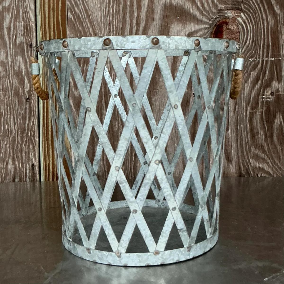 Dieser Gitterkorb aus Aluminium verleiht Ihrem Raum einen Hauch von Boho-Charme. Mit ihrem komplizierten durchbrochenen Design bietet sie sowohl Funktion als auch künstlerisches Flair. Dieser leichte und dennoch robuste Korb eignet sich hervorragend
