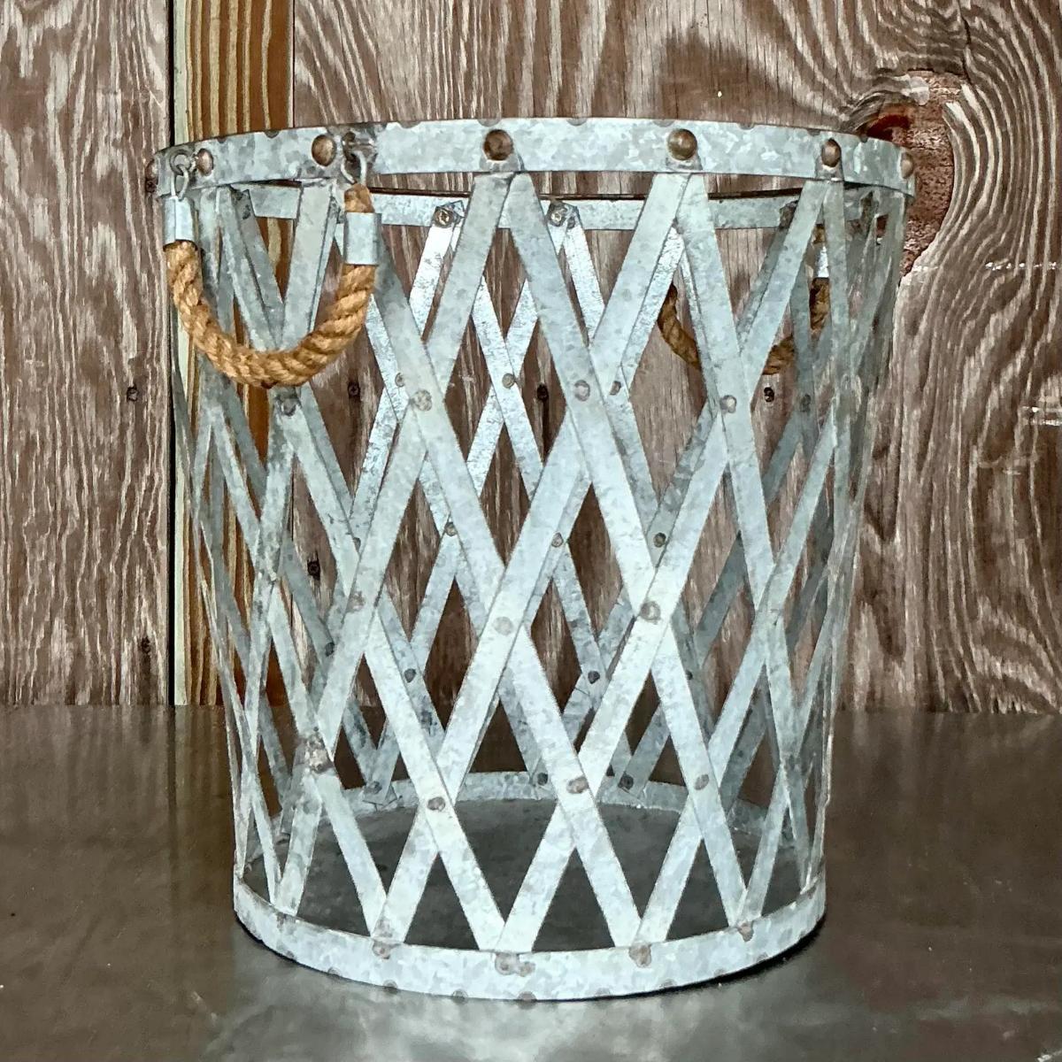 Vintage Boho Aluminium Spalier Papierkorb (amerikanisch) im Angebot