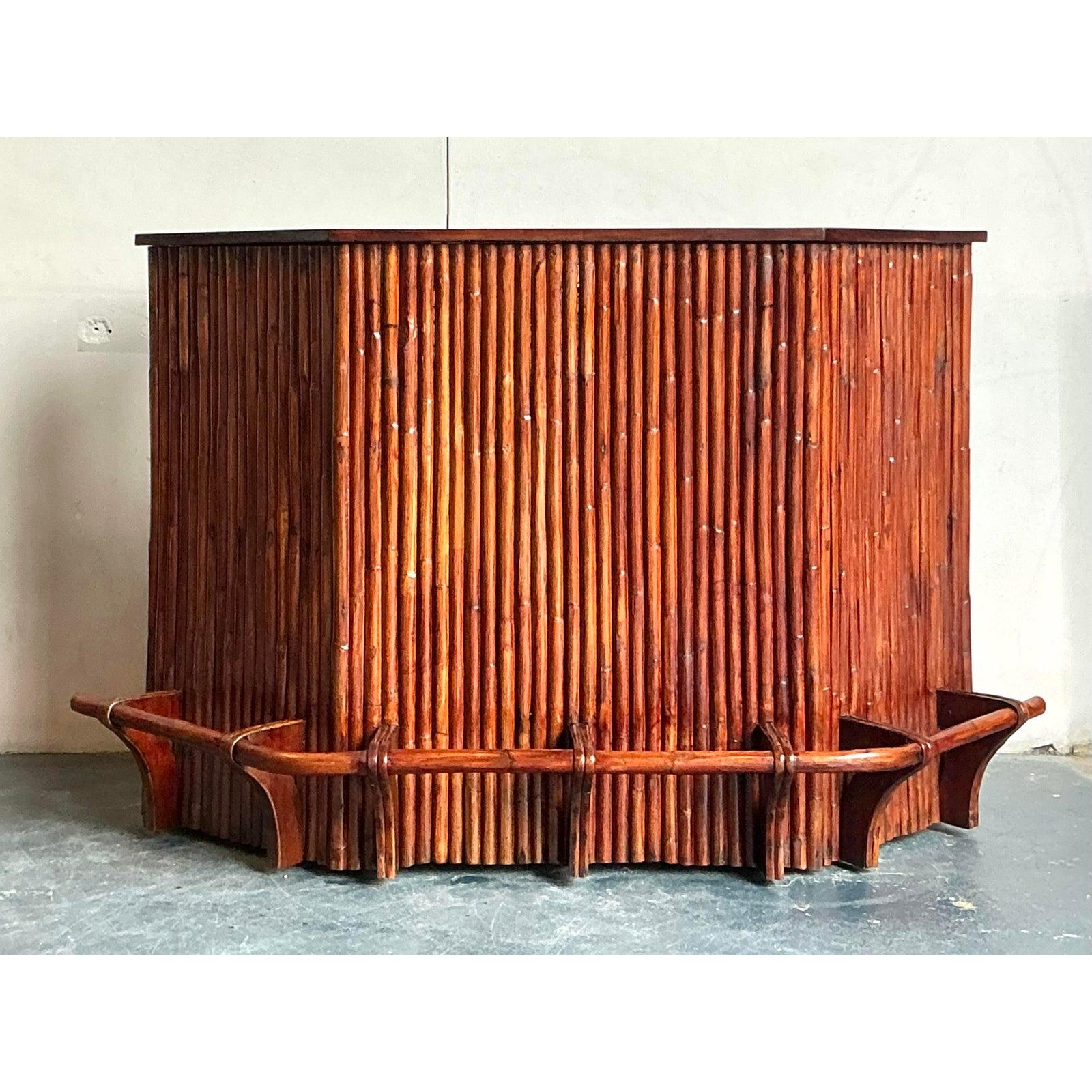 Añade un toque de estilo de inspiración bohemia a tu hogar con esta excepcional barra seca vintage. Fabricada con ratán y bambú de rica textura, esta pieza presenta un diseño llamativo con una forma angular única que la convierte en un auténtico