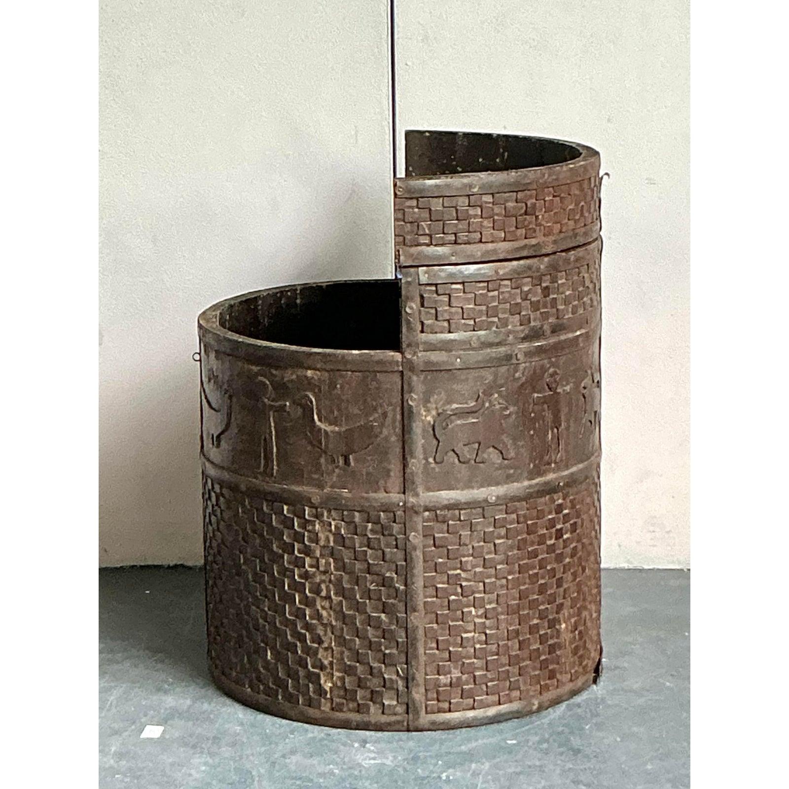 Rustique Table d'appoint vintage Boho avec rangement pour animaux en mars en vente