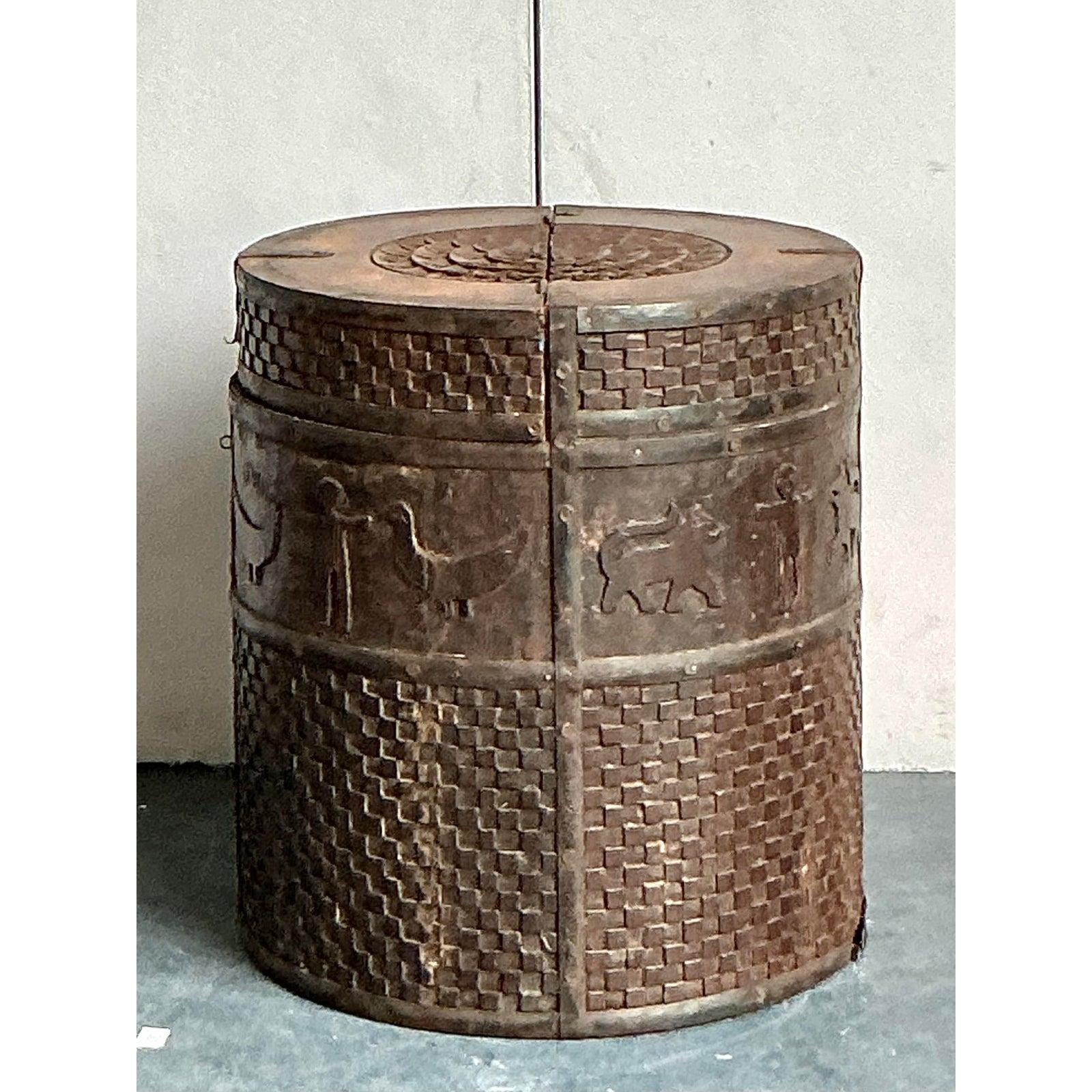 Philippin Table d'appoint vintage Boho avec rangement pour animaux en mars en vente