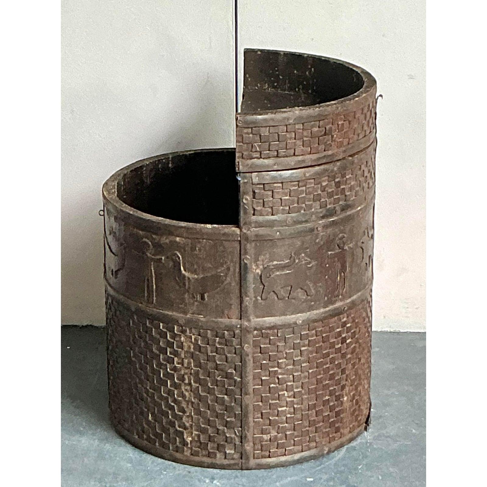 Table d'appoint vintage Boho avec rangement pour animaux en mars Bon état - En vente à West Palm Beach, FL