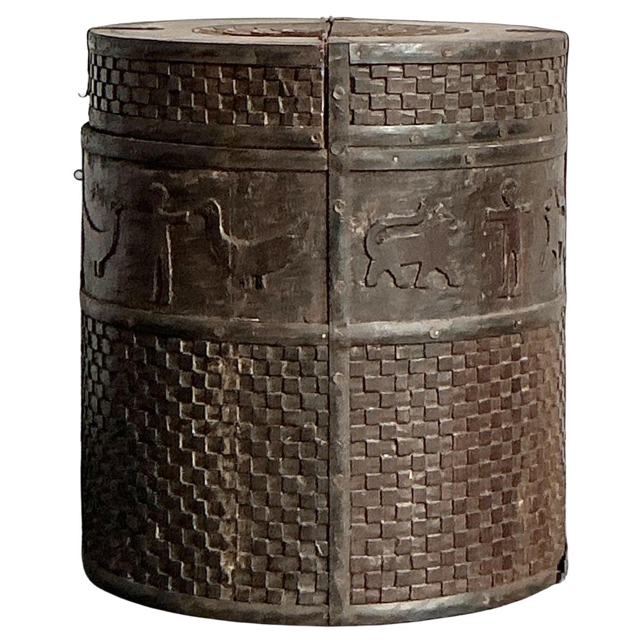 Table d'appoint vintage Boho avec rangement pour animaux en mars en vente