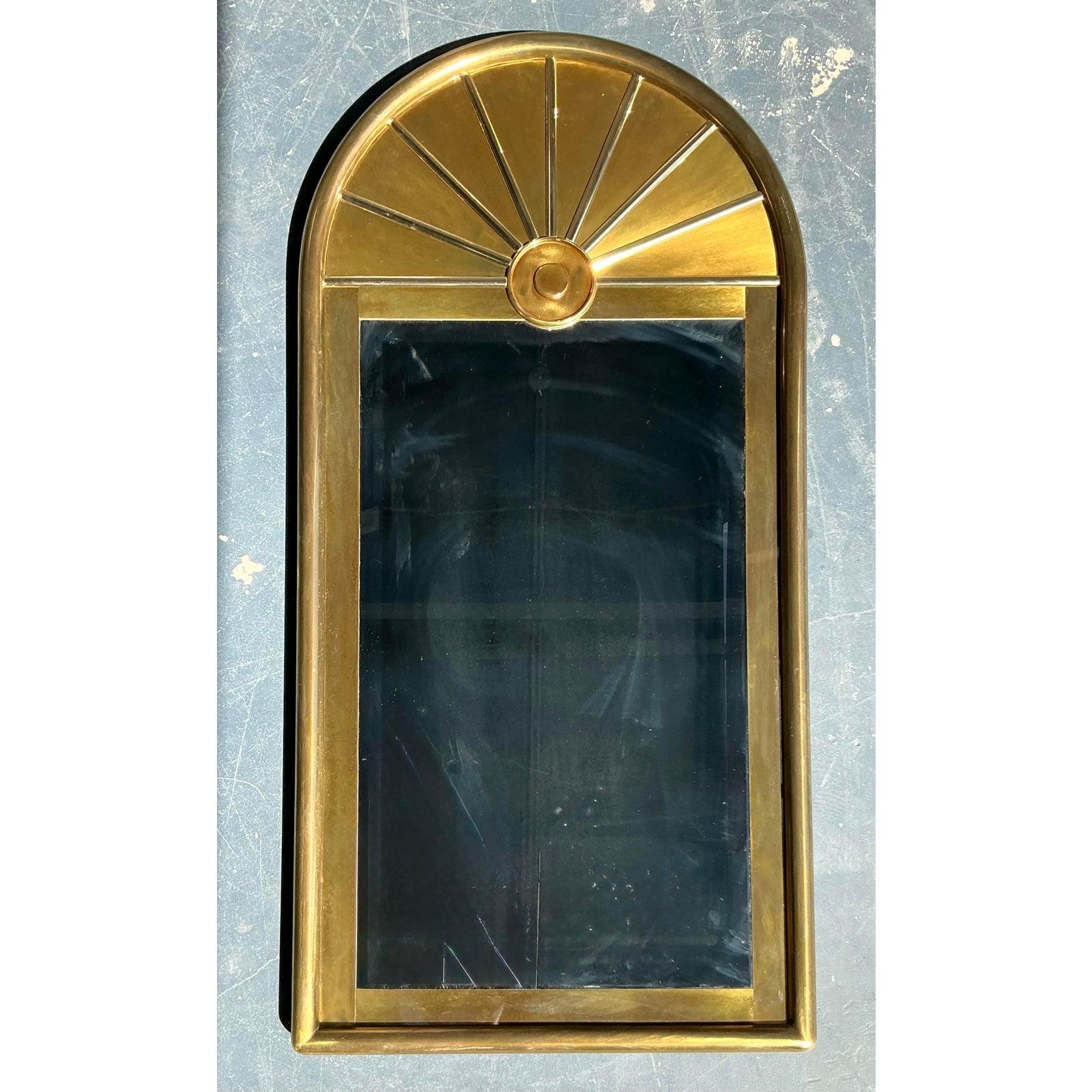 Américain Miroir vintage Boho en laiton arqué d'après Mastercraft en vente