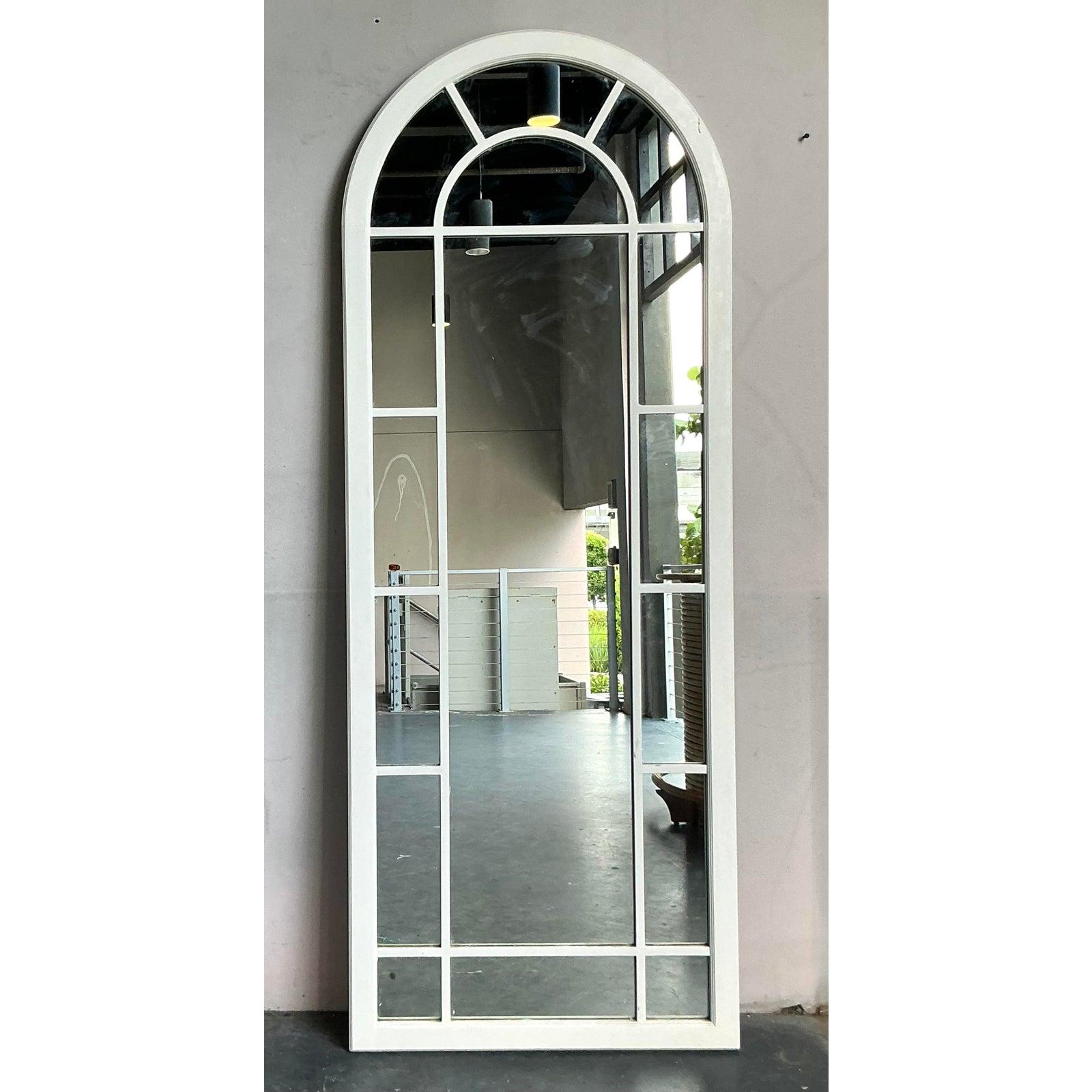 Eleva il tuo spazio con questo splendido specchio da terra ad arco vintage Boho, un vero e proprio pezzo forte che unisce un fascino stravagante a un design classico. Realizzato con intricati dettagli di fresatura e una finitura bianca, questo