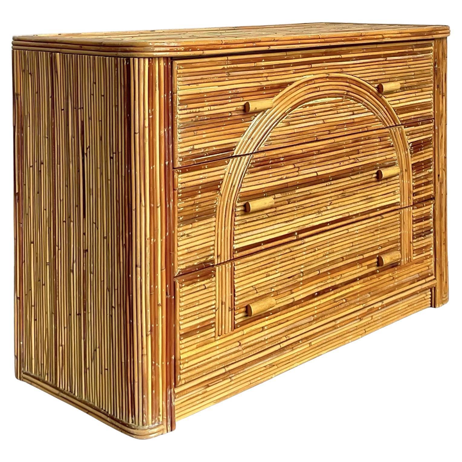 Cassettiera ad arco Boho con canna da pesca vintage